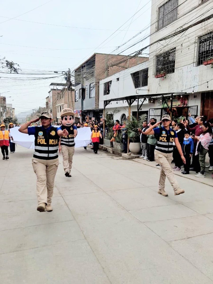 Dircotepolicia's tweet photo. 🇵🇪🚔 La DIRCOTE PNP participó en el desfile cívico escolar por Fiestas Patrias en la I.E. N.° 6011 “Santísima Virgen de Fátima”, reafirmando su compromiso con la paz, la memoria histórica, los valores democráticos y la convivencia pacífica junto a la comunidad educativa. #DIRCOTE https://t.co/Rles2dLjGJ