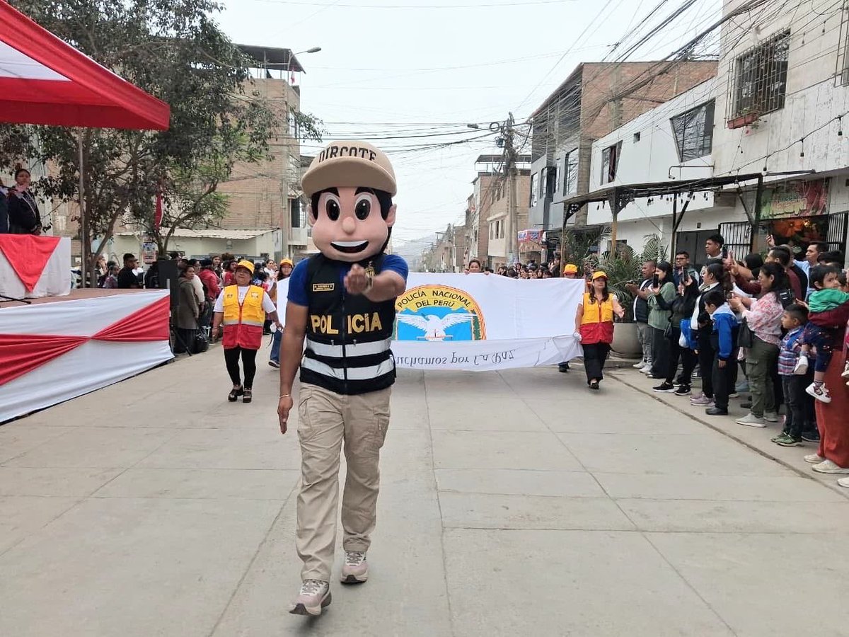Dircotepolicia's tweet photo. 🇵🇪🚔 La DIRCOTE PNP participó en el desfile cívico escolar por Fiestas Patrias en la I.E. N.° 6011 “Santísima Virgen de Fátima”, reafirmando su compromiso con la paz, la memoria histórica, los valores democráticos y la convivencia pacífica junto a la comunidad educativa. #DIRCOTE https://t.co/Rles2dLjGJ