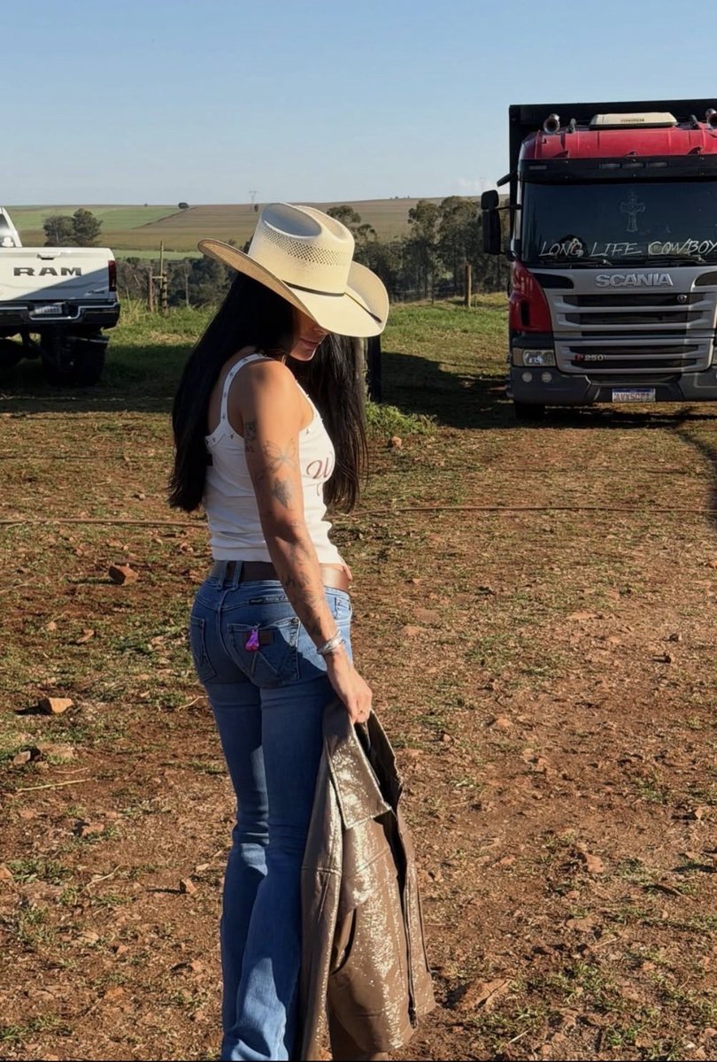 favcastela's tweet photo. essas cowgirls que usa bota, fivela e chapéu, que tem o mel 🔥 https://t.co/ZxFpgdKKi2
