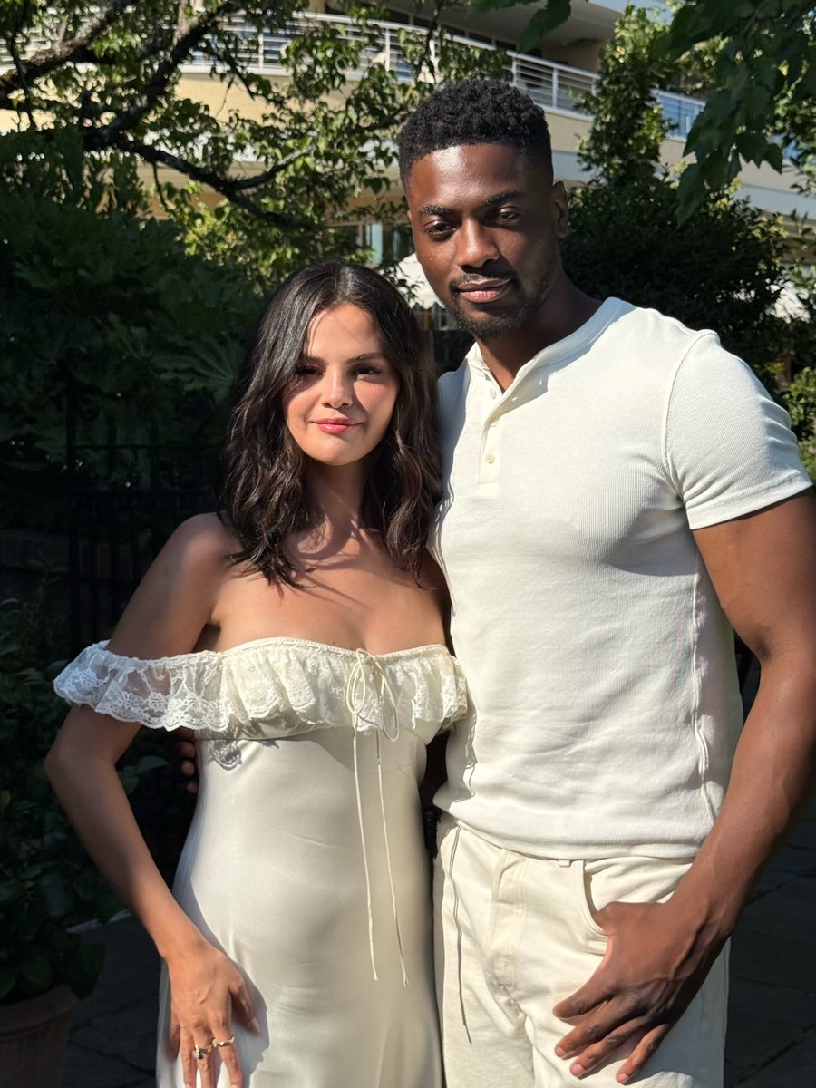 selenagomezbr's tweet photo. Rosto CHOCANTE!

Selena Gomez com um influenciador hoje. 🍐🤍 https://t.co/8sBzsR1yzR