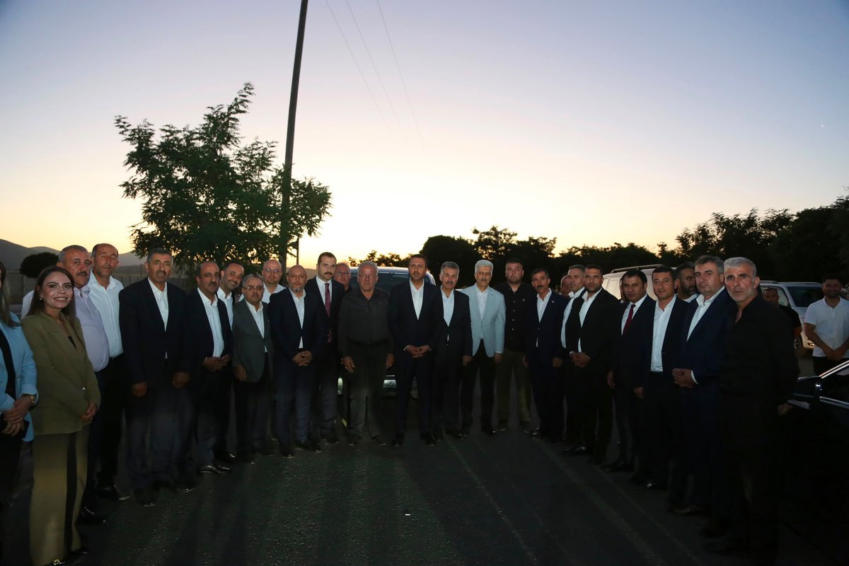 turgaykurtkan's tweet photo. 📍 Bitlis Yeni Sanayi Sitesi

Milletvekilimiz Sn. Turan Bedirhanoğlu, İl Başkanımız Sn. Engin Günceoğlu, Gençlik kolları Başkanımız Sn.Vahit Orak ve Kadın Kolları Başkanımız Sn. Çiğdem Ula , İlçe Başkanlarımız, Belediye Başkanlarımız ve teşkilat mensuplarımız ile birlikte Bitlis Yeni Sanayi Sitesi'nde yürütülen çalışmaları yerinde inceledik.

Şehrimizin üretim gücüne değer katacak, esnafımıza daha modern ve güvenli çalışma alanları sunacak bu önemli yatırımın son durumunu yerinde değerlendirerek yetkililerden bilgi aldık.

Bitlis'imizin kalkınması, üretimin güçlenmesi ve sanayimizin gelişmesi için var gücümüzle çalışmaya, hemşehrilerimize hizmet yolunda kararlılıkla ilerlemeye devam edeceğiz.
@T_Bedirhanoglu @EnginGunceoglu @Ntanglay