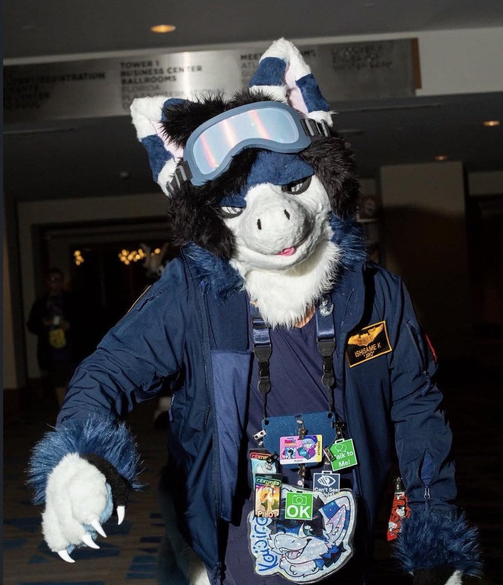 Nautical_Rudder's tweet photo. Ngl i like how my old fursuit looked edgy and cool af https://t.co/1D78oqvehn