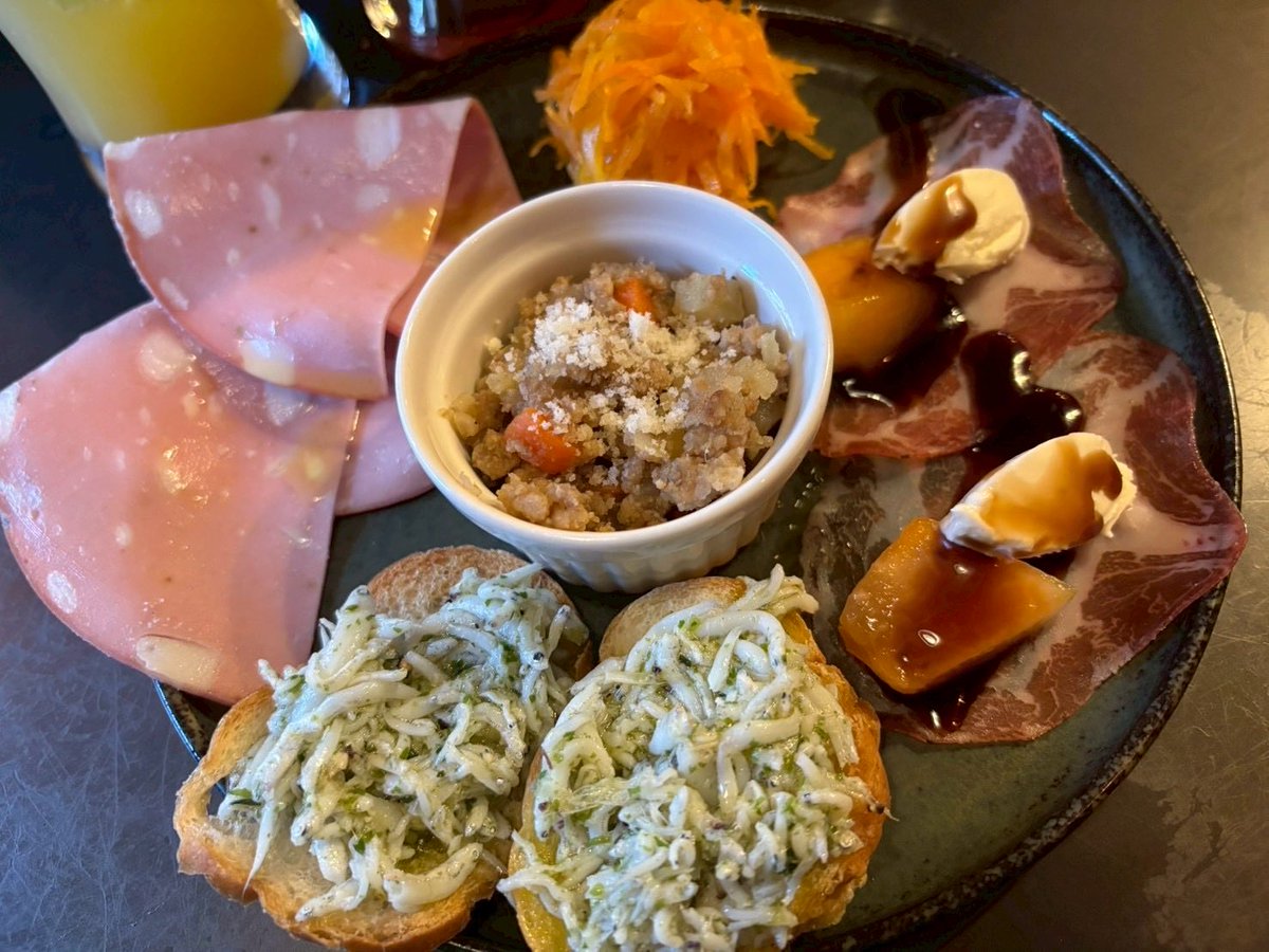 yod813's tweet photo. ずーっと気になっていたお店🇮🇹やっと行けました😃食べたことのないパスタ！アレンジが素晴らしい👍斬新な盛り付け！ピザモチモチ🍕👍上品な味のティラミス締めで幸せすぎます😃リピ確定です♡
#アガッタリーナ 
#高槻ディナー https://t.co/S1er2jHuIm