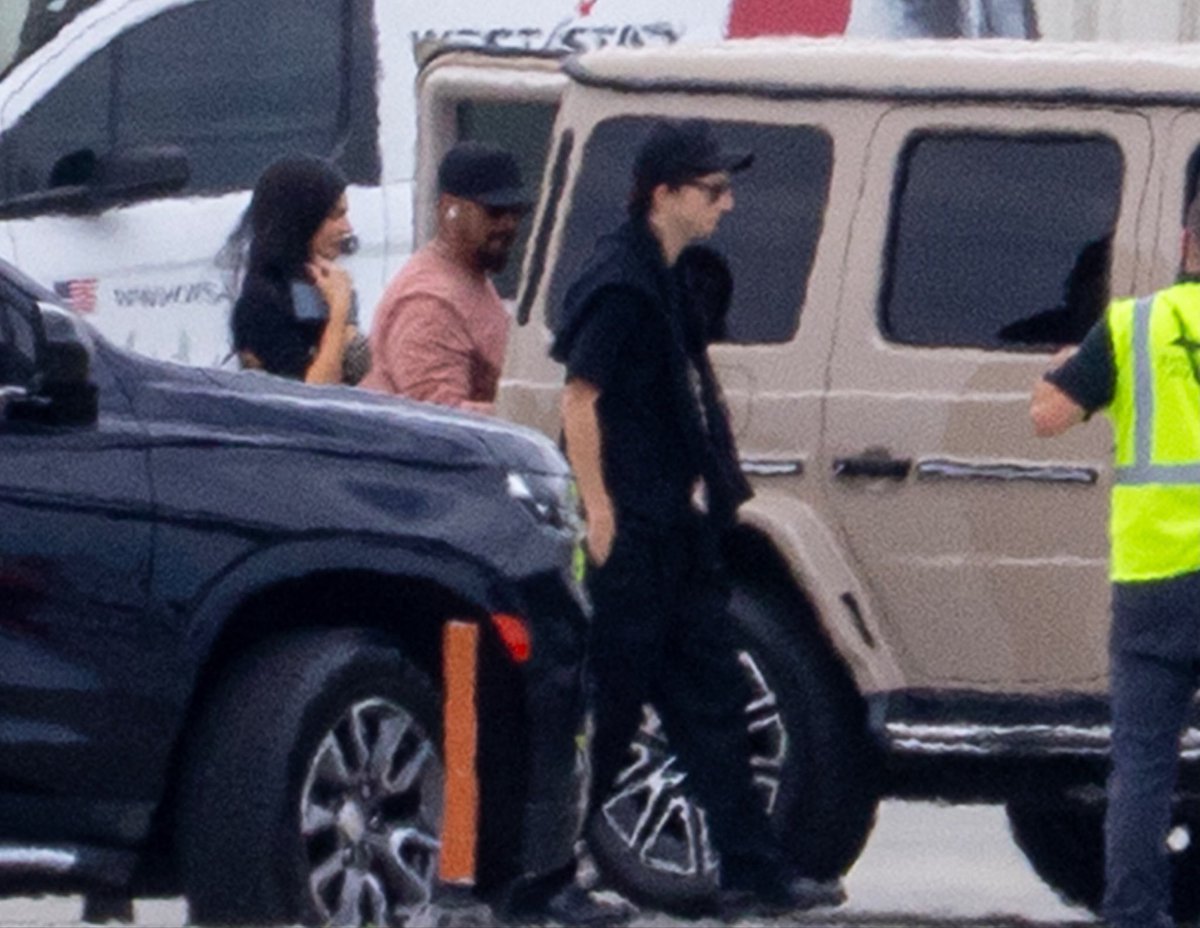 timotheenation's tweet photo. Timothée Chalamet and Kylie Jenner were spotted boarding a private jet alongside Kendall Jenner and Jacob Elordi in San Diego. 📸 https://t.co/CtcgxronKT