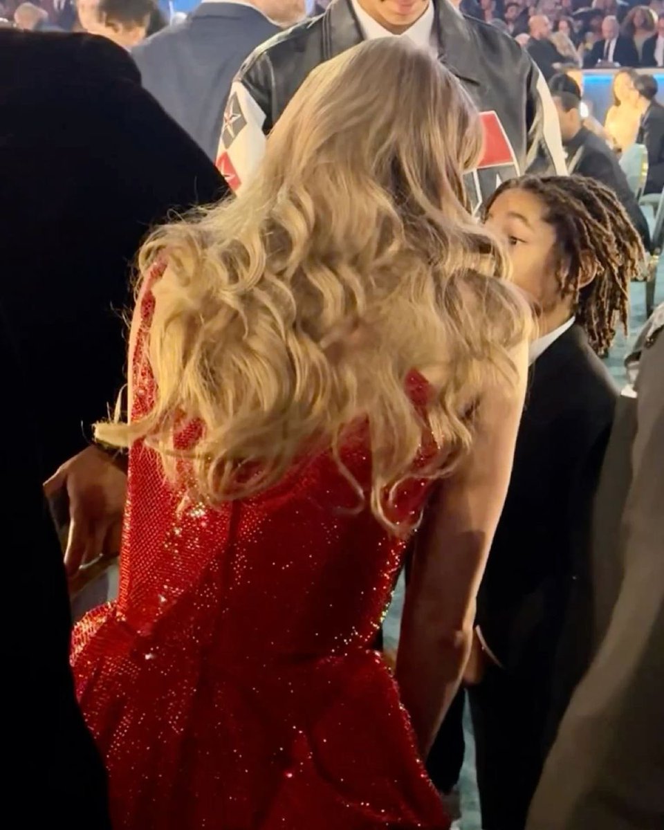 bl13swifted's tweet photo. That princess hair 🥹❤️😭 https://t.co/na6kWC3I2T
