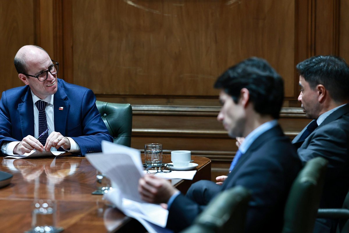 martinarrau's tweet photo. Nos reunimos con el senador Rodolfo Carter para conversar sobre los problemas que enfrenta la Región de La Araucanía y analizar los principales desafíos en materia de seguridad y orden público.

Además, conversamos sobre los proyectos de ley que actualmente se tramitan en la Cámara Alta y que son prioritarios para fortalecer la seguridad de nuestro país, avanzando en una agenda legislativa coordinada que entregue mejores herramientas al Estado para enfrentar el crimen, proteger a las familias y recuperar la tranquilidad de los chilenos tanto en las zonas rurales como urbanas.