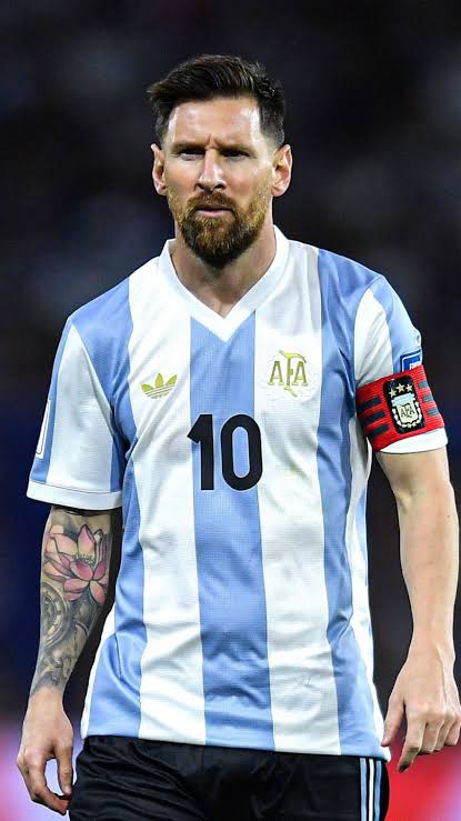 fedeaikawa's tweet photo. Esta camiseta, pero la AFA y ADIDAS decidieron usarla SOLO EN UN PARTIDO https://t.co/r905ZB3ykg