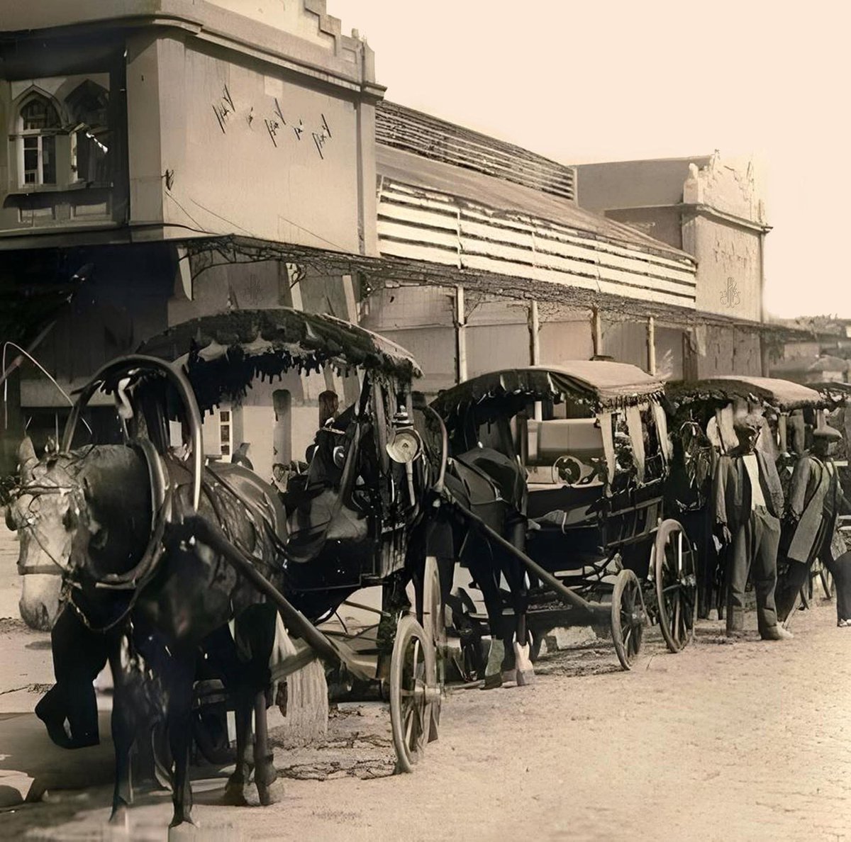 beylerbeyigrup's tweet photo. 📌Kadıköy hal binası (Haldun Taner) önü / 1940'lar https://t.co/9YHJn4Apgr
