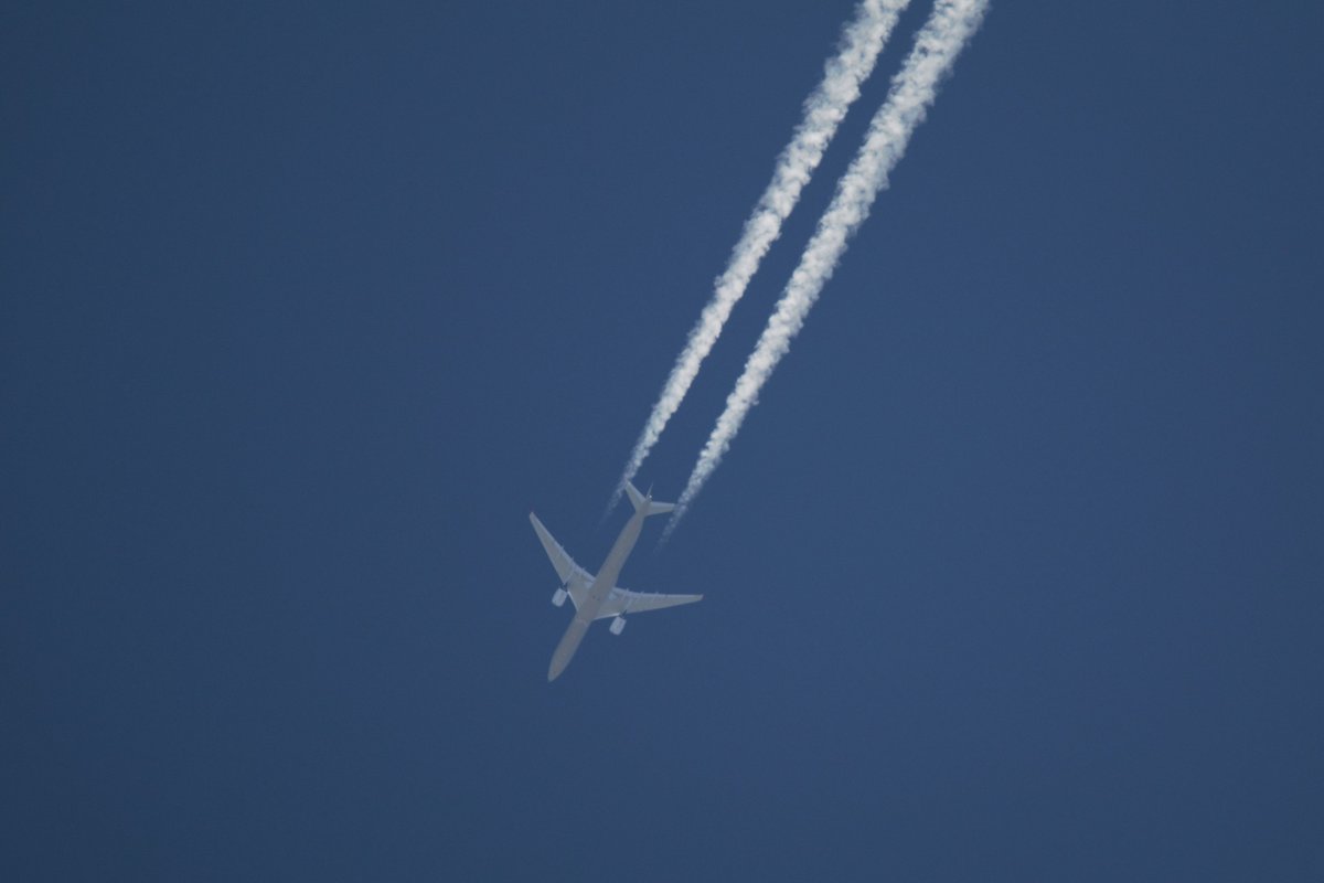 athomespotter's tweet photo. The Qantas Project Sunrise Airbus A350-1000ULR F-WULR passing overhead almost 14 hours into what could be a 24 hour flight from Melbourne to Toulouse. https://t.co/d2FfM8zKZd