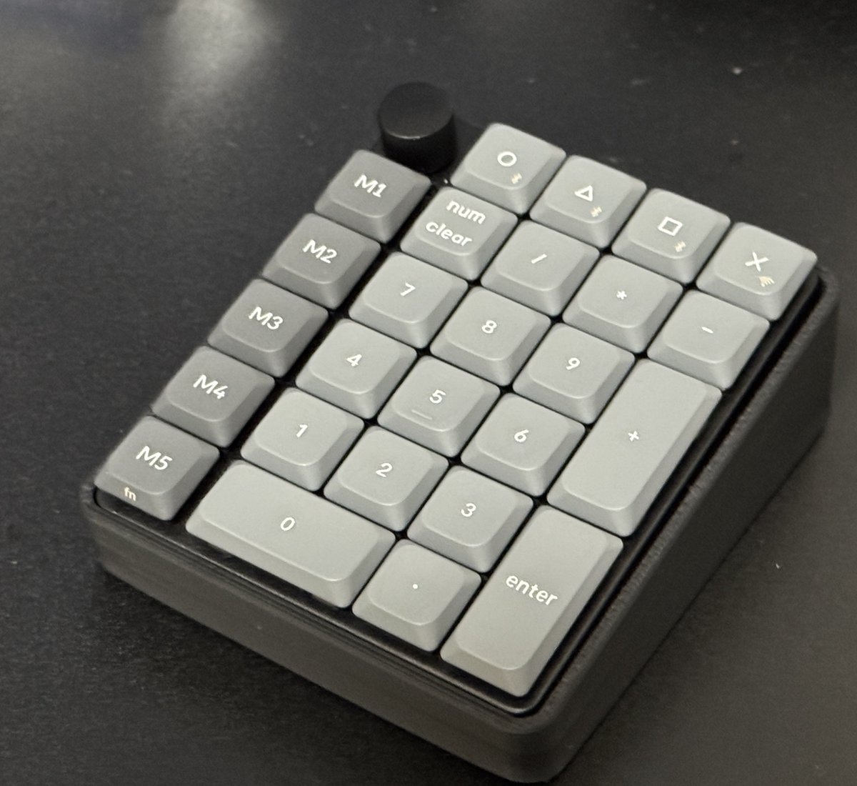 Na3_MAN's tweet photo. というわけで
Keychron k0 maxを
標準プロファイルと高さを揃えるスタンド
完成！！

内側の強度かなり上げたから
自認ゴリラでも壊れることはないはず…

欲しい人いたら
販売or配布してもいいかも https://t.co/64AtHKsCSj