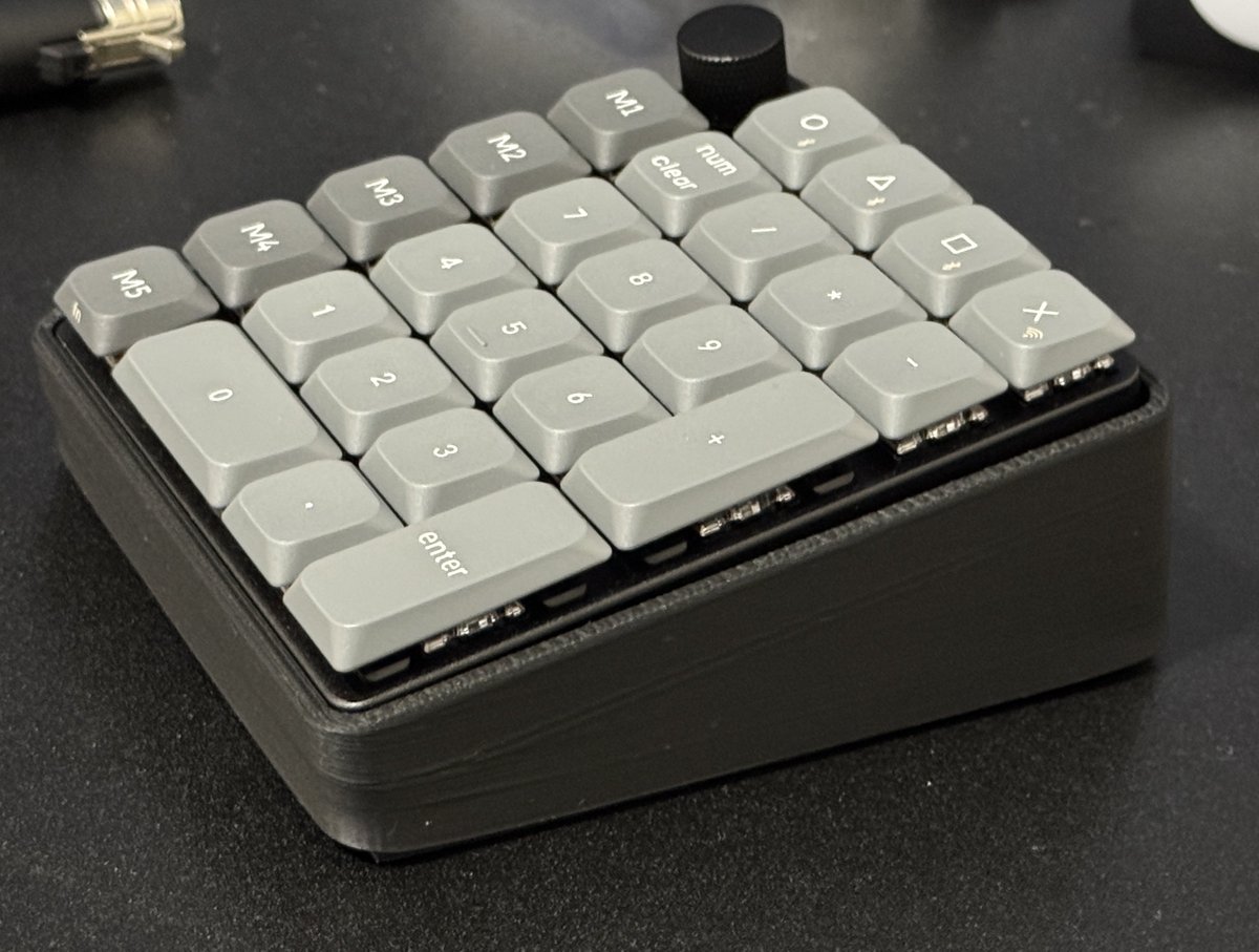 Na3_MAN's tweet photo. というわけで
Keychron k0 maxを
標準プロファイルと高さを揃えるスタンド
完成！！

内側の強度かなり上げたから
自認ゴリラでも壊れることはないはず…

欲しい人いたら
販売or配布してもいいかも https://t.co/64AtHKsCSj