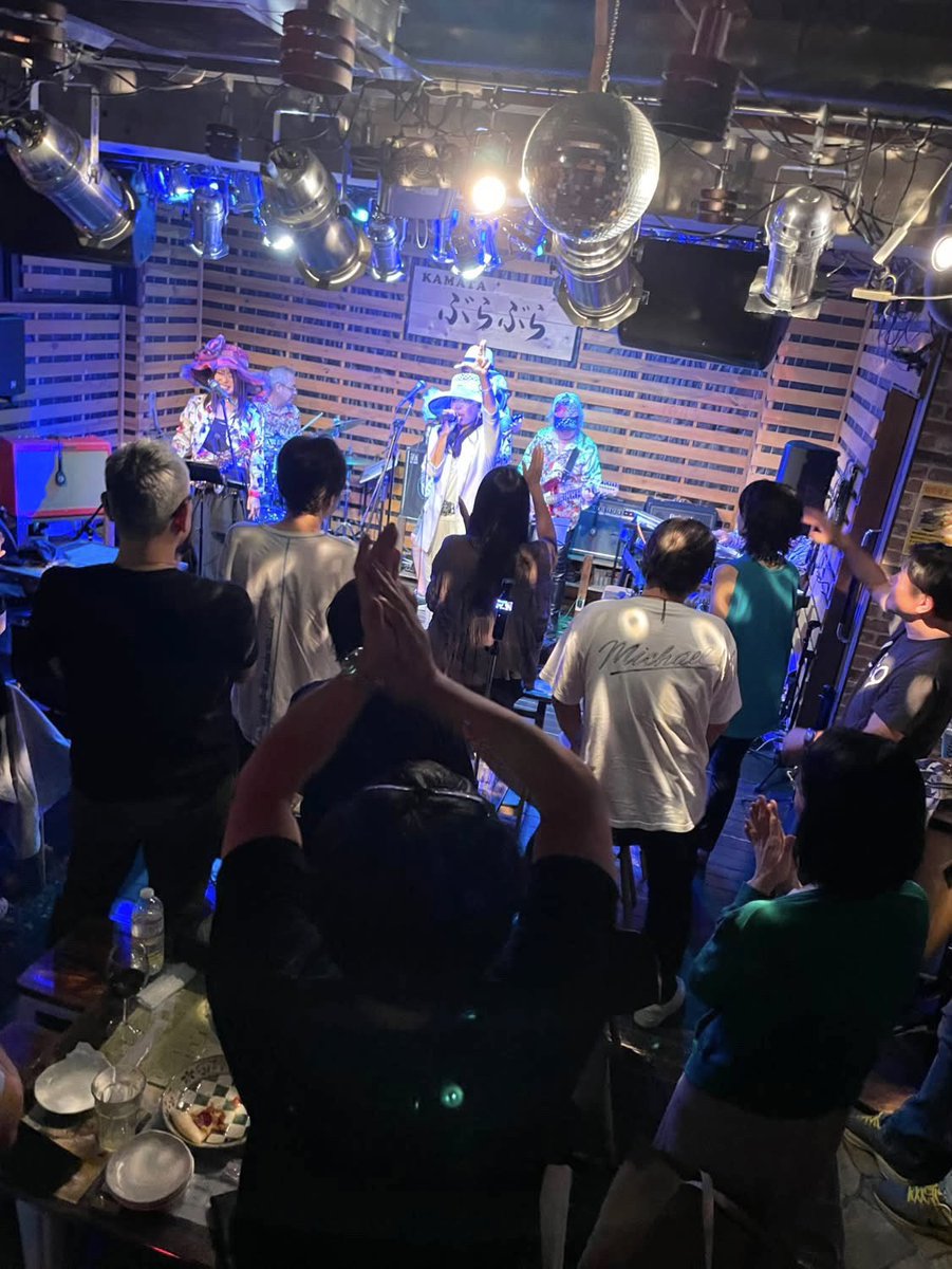 Utaka_Luxury's tweet photo. 🎸7/26日 バンドライブ開催✨
ご来場いただいた皆さま
本当にありがとうございました😊
音楽って、人と人をつないでくれる
会場へ足を運んでいただき、一緒に音楽を楽しめたことが何より嬉しかったです

今回は新曲を2曲披露

🎤 「止まらないa-ha」矢沢永吉さん
🚂 「銀河鉄道999」ゴダイゴ

皆さんの温かい手拍子👏声援のおかげで
最高に楽しいステージになりました🤩

また次のライブでお会いできるのを楽しみにしています！🎶

お越しいただいた皆さま、本当にありがとうございました😊✨

#ライブ #バンド #音楽のある暮らし #LiveMusic