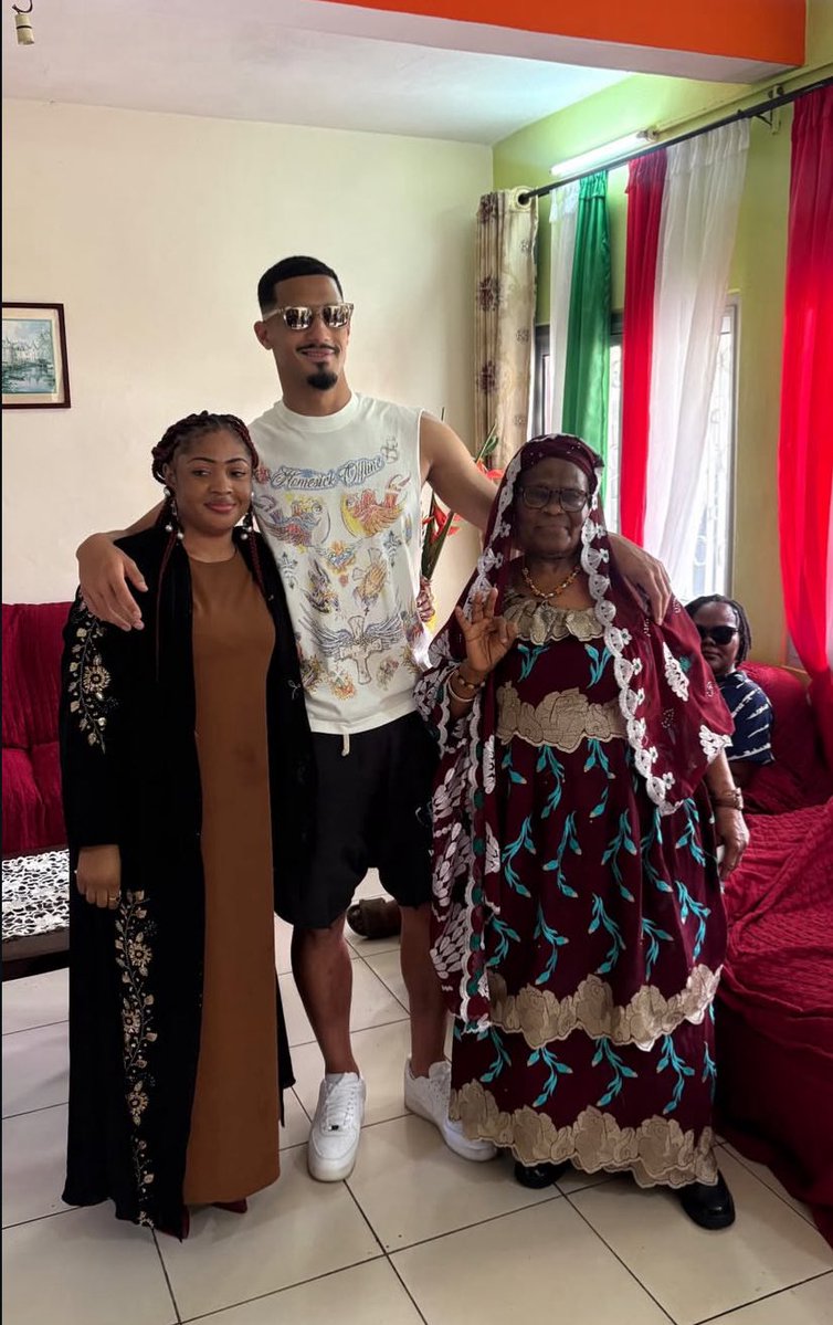 ArsenalRadar's tweet photo. William Saliba with his grandmother and extended family during his visit to Cameroon. 🇨🇲 #afc https://t.co/G7DrmPV2Dl