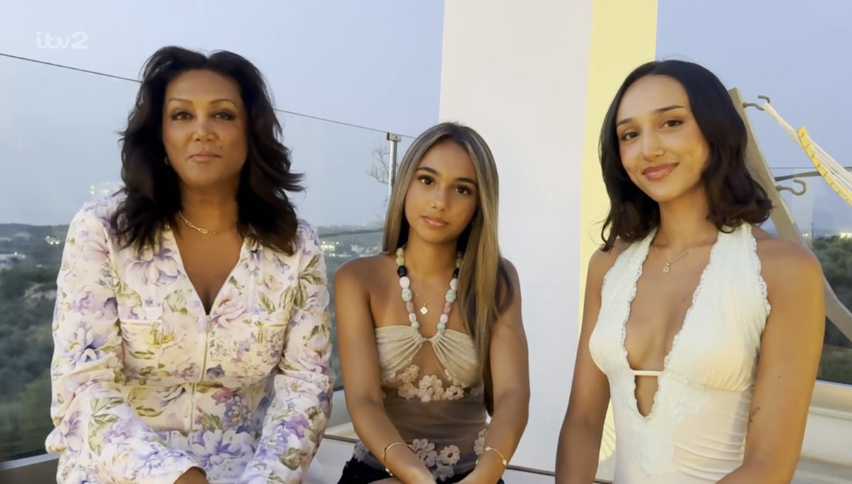 womenstitless's tweet photo. the family genetics are insane #loveisland #loveislanduk https://t.co/0UWchpHVj2