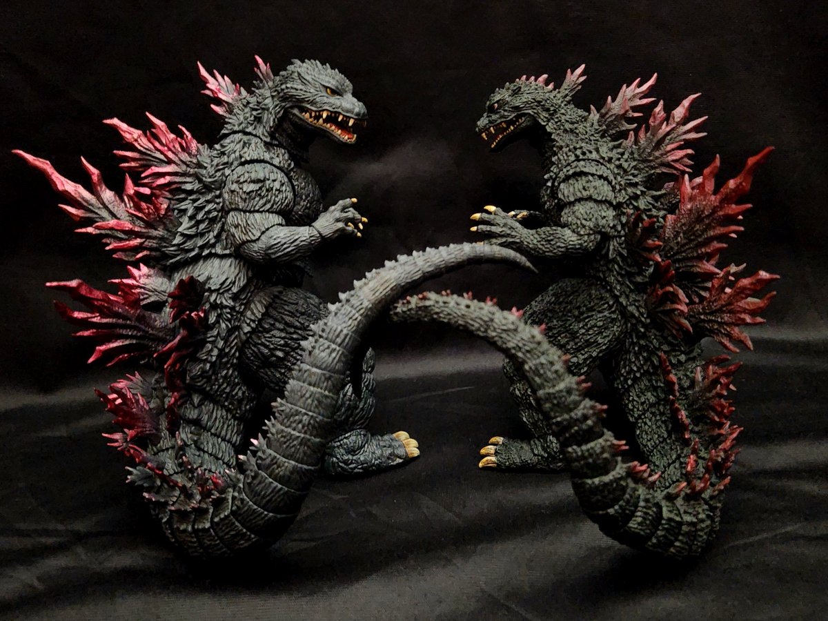 MG_mad_as_hell's tweet photo. A lot of people say 'Hiya is better for accuracy, but SHMA is better for articulation.' But is that really true?

I think that starting in 2025, Hiya's articulation has completely surpassed SHMA for the same designs. The main reason for this is side-to-side rotation.

SHMA tends to focus almost exclusively on up-and-down movement. Both the neck and waist move up and down, but hardly move side to side. Hiya, on the other hand, pays a lot of attention to rotational articulation. Especially from their 1991, even with a single-segmented waist, it maintains a very natural silhouette.

(I excluded the comparison between Hiya 1991 and SHMA 1989 here due to X's photo upload limit.)

The first photo shows the neck turning to look sideways. The Hiya 1999 neck can rotate 360 degrees, but I turned it just enough to form a natural curve. The reason I didn't over-extend the SHMA 2000 neck is the same—it exposes a black hole-like gap. As you can see, Hiya can look sideways naturally, whereas SHMA totally can't move.

Photo 2 shows the waist rotation. Hiya rotates 360 degrees, whereas SHMA freeze. On top of that, Hiya doesn't just rotate—it maintains an extremely natural silhouette and allows for an additional side-to-side tilt while rotated. To achieve this engineering, Hiya used several clever solutions, such as making the largest dorsal fin on the 1999 extend from the chest piece. SHMA 2000 also rotates 360 degrees, but tilting it naturally during rotation is difficult, resulting in an unnatural posture.

Photos 3 and 4 show the actual differences in posing made possible by these articulation ranges. This is the result of trying my absolute best to achieve the exact same pose on both. Hiya looks natural and dynamic, while SHMA can't even look back or ends up in an awkward stance.

Hiya gives you a lot of posing freedom: punching, tail-swiping, looking around, or turning around entirely.

On the other hand, SHMA gives very little freedom—mostly just crouching or looking up at the sky. At best, all you can do is spread the arms and legs to give an aggressive impression.

Sure, SHMA is slightly better at doing the splits with its legs, but that's practically useless.

However, the shoulders and tail on the SHMA 2000 are way better than Hiya's 1999. Though it's barely more useful than doing the splits.

In conclusion, for post-2025 releases, Hiya generally offers far superior articulation compared to SHMA. Claiming that 'SHMA has better articulation' is simply repeating outdated takes from Hiya's early 2019 figures, completely ignoring the real progress and improvements that have taken place.