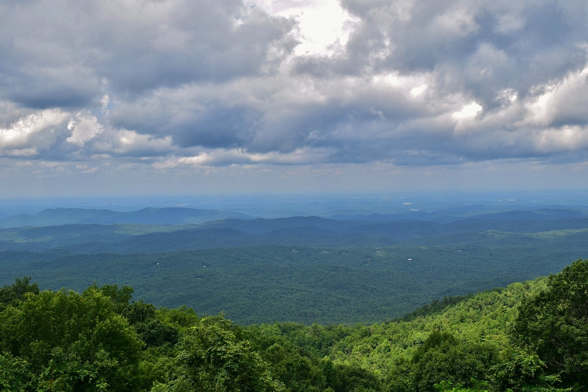 Waterfall_Hero's tweet photo. Quick stop at Lake View Overlook on the Cherohala Skyway after a great day in Bald River Gorge. Layers of mountains stretching toward the Smokies  #CherohalaSkyway #LakeViewOverlook #SouthernAppalachians #ScenicByway https://t.co/K5LT7vO1ws
