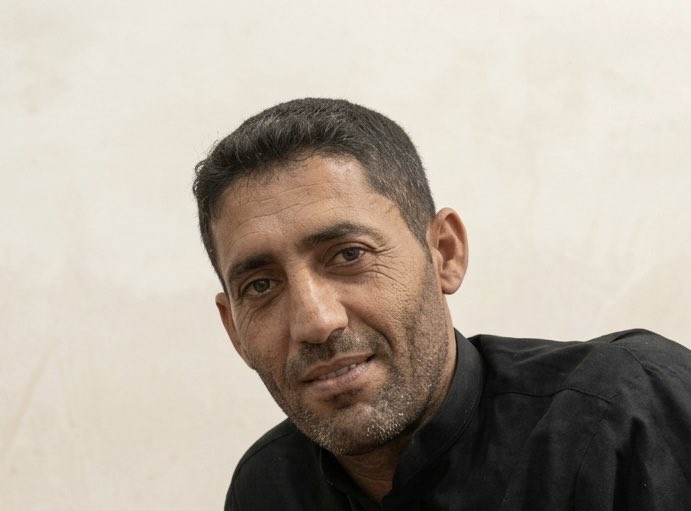 MOJAHWAZ's tweet photo. عکس عباس خ��رجی از اهالی منطقهٔ سیدکریم (عین‌دو) که توسط سپاه کشته شد

امروز صبح دوشنبه ۵ مرداد ۱۴۰۵، عباس خسرجی (فرزند حسون)، شهروند ۳۵ سالهٔ عرب اهل منطقهٔ سیدکریم (عین‌دو) اهواز، متأهل و پدر دو دختر و ساکن خیابان ۳ غربی، در حالی که مشغول جمع‌آوری آهن‌آلات قراضه، ضایعات و پلاستیک در اطراف پادگان سپاه در مسیر اهواز–حمیدیه و روبه‌روی منطقهٔ سیدکریم بود، با تیراندازی مستقیم نیروهای مستقر در آن پادگان هدف قرار گرفت و در دم جان باخت. منابع محلی از زخمی شدن یکی از همراهان او نیز خبر داده‌اند و یکی از بستگانش تأیید کرده که وی توسط نیروهای سپاه کشته شده است.

@MOJAHWAZ