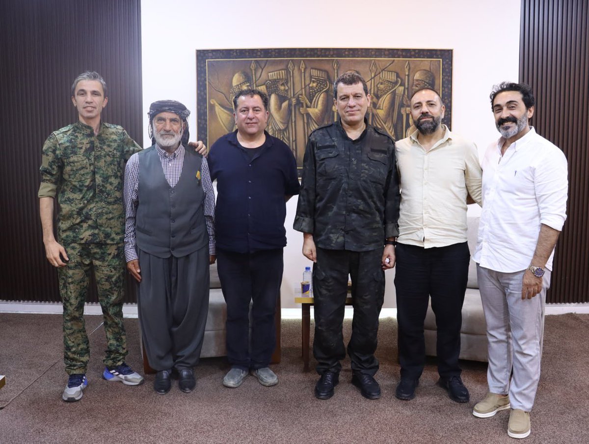 SiyamandAli's tweet photo. Em kêfxweş  bûn bi serdana hunermend berbang û hunermendê mezin  Hozan comerd bavê şehîdan , xwedî kedek mezin di hunera kurdî û şoreşê de https://t.co/c7hKw48aGv