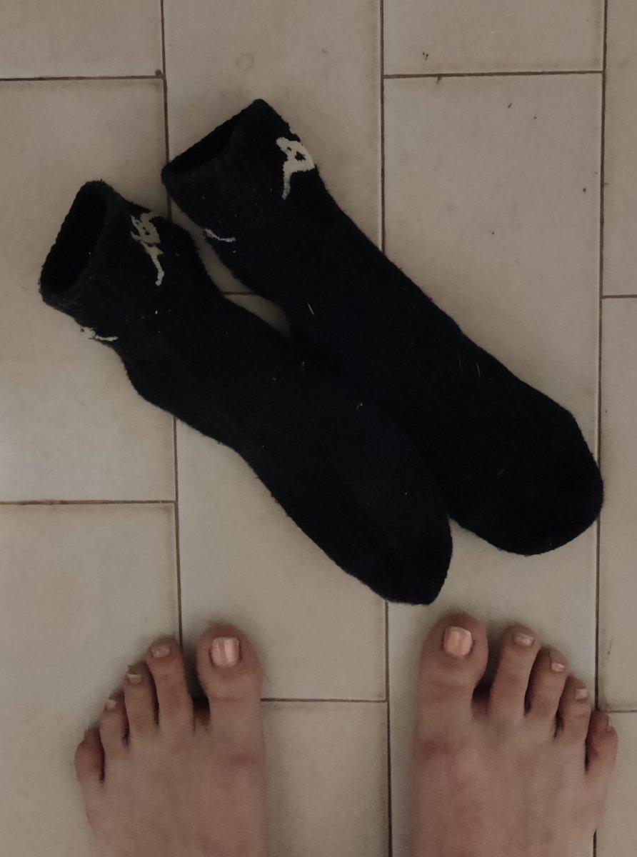 untouchablefeet's tweet photo. pair of cheeky socks waiting to get packed... freshly out of beach day. sweaty, sandy and extra dirty😏
who's interested?🥵 https://t.co/xXZjoK0A9Z