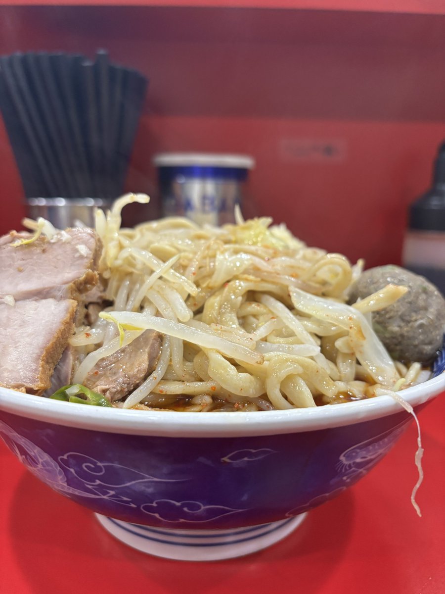 Men_Freak_'s tweet photo. ラーメン二郎 生田駅前店

大豚入り+発汗+魚玉+生卵

暑い日には辛いもんだよって事で滑り込みでこちらへ
こちらでもまさかのバッタリ😳
まずはそのスープを一口…🤤
ﾔｻｲ三口食べたらもう麺って😆
豚に魚玉をﾁﾋﾞﾁﾋﾞ食べながら
後半辛🐟✨8分で完食
いゃ〜旨かったなぁ😋

ごちそうさまでした https://t.co/dCQHCoTUR1