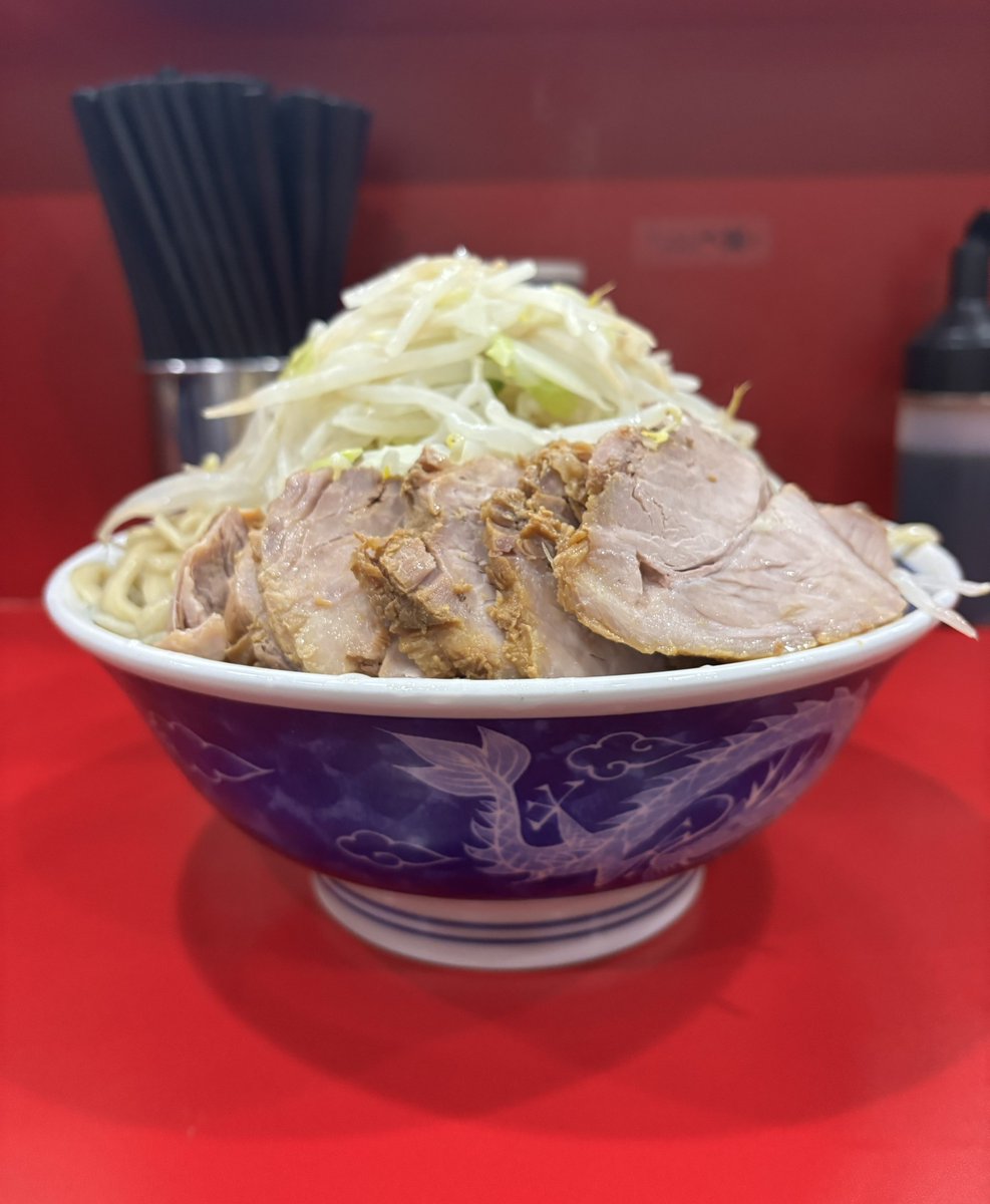 Men_Freak_'s tweet photo. ラーメン二郎 生田駅前店

大豚入り+発汗+魚玉+生卵

暑い日には辛いもんだよって事で滑り込みでこちらへ
こちらでもまさかのバッタリ😳
まずはそのスープを一口…🤤
ﾔｻｲ三口食べたらもう麺って😆
豚に魚玉をﾁﾋﾞﾁﾋﾞ食べながら
後半辛🐟✨8分で完食
いゃ〜旨かったなぁ😋

ごちそうさまでした https://t.co/dCQHCoTUR1