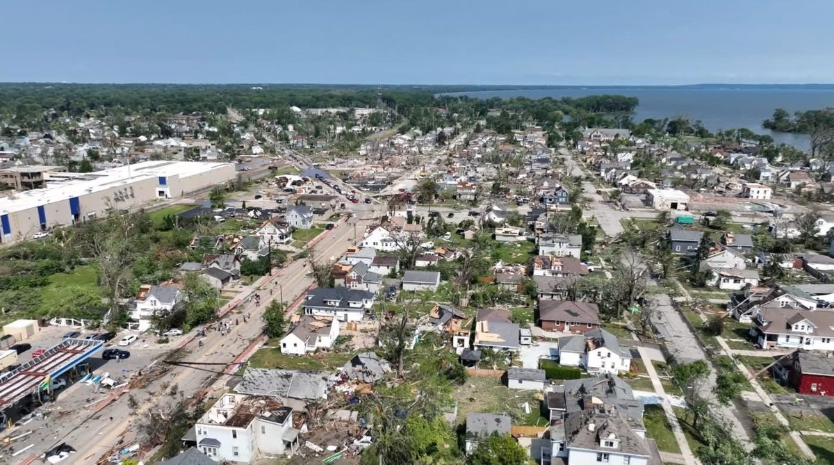 Quadcarl's tweet photo. The level of destruction from the tornado in Appleton, Menasha, and Neenah, Wisconsin is unfathomable.

This just doesn’t happen here. I’ve lived here for 45 years, I know.

Photos are from NBC 26 in Green Bay https://t.co/Pa7NQGU5if