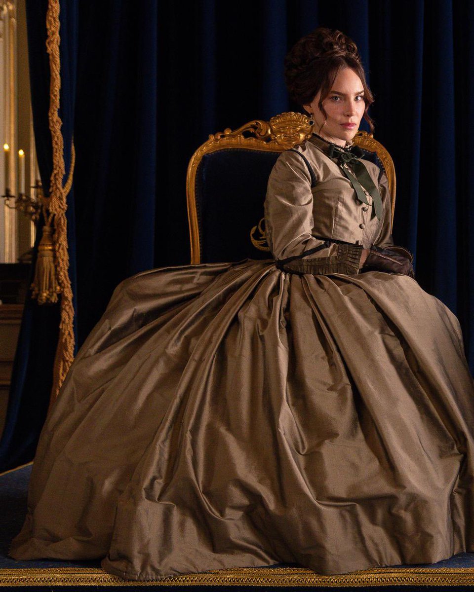 ElastikaMedia's tweet photo. 👑✨ Belinda sorprendió al compartir un nuevo vistazo de su transformación en Carlota de Habsburgo para la próxima serie de HBO Max.

En las imágenes luce con un impresionante vestuario de época y una caracterización inspirada en la emperatriz de México.
📸: ELLE MÉXICO
#Belinda https://t.co/ZosS2kKj71