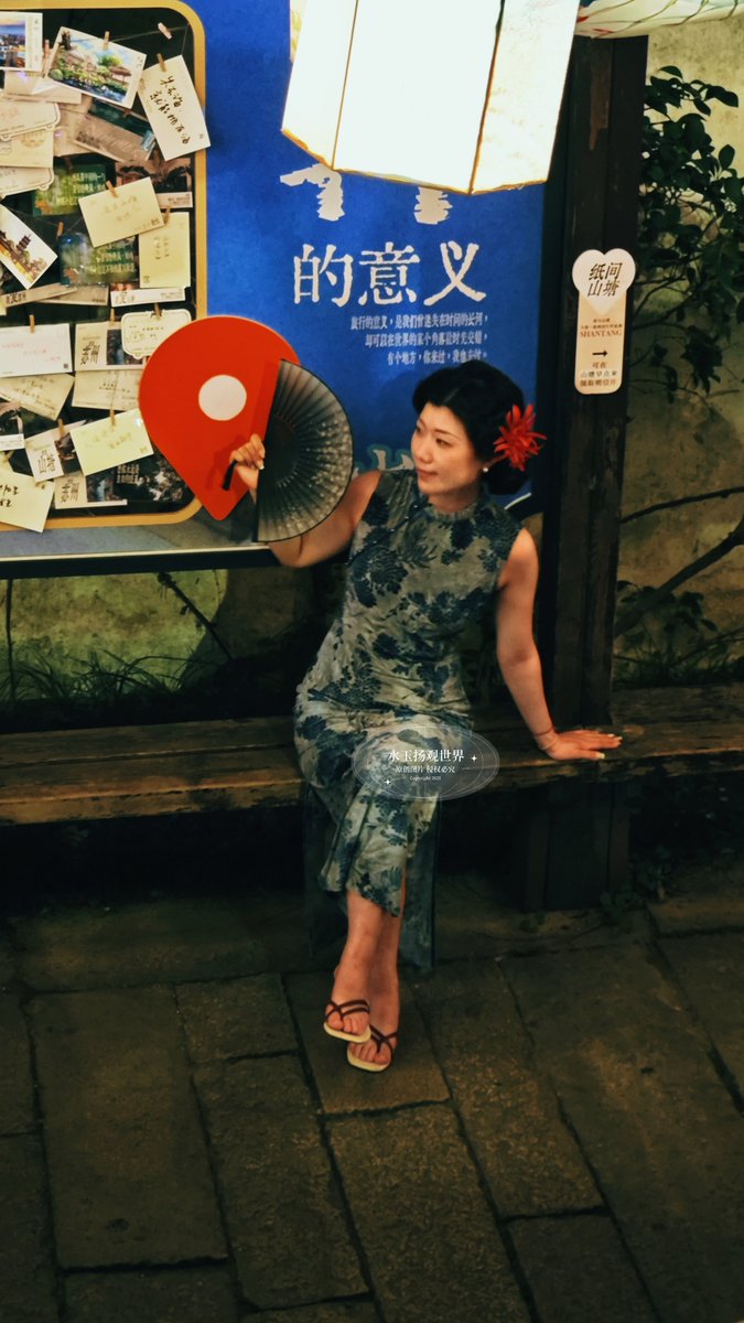 hssu20a's tweet photo. 巷口老槐树落了一地碎阳光，卖冰粉的阿婆摇着蒲扇，风里飘着半根橘子味的冰棒纸。 https://t.co/qlchely8yo