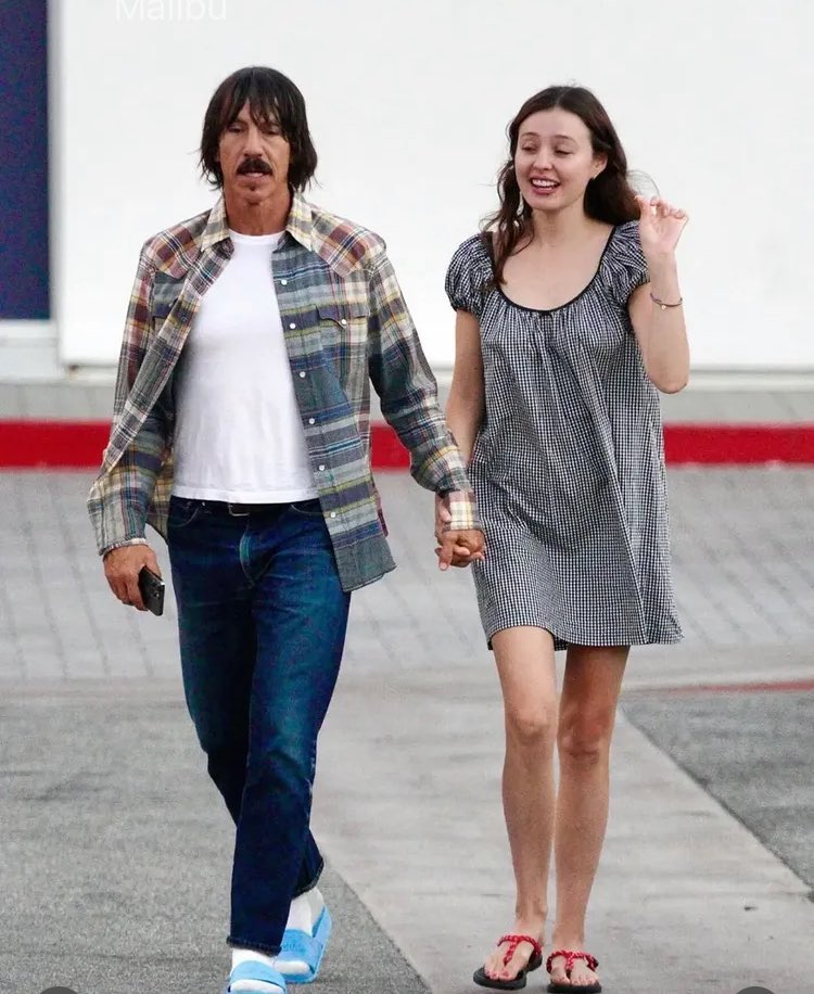BrazilRHCP's tweet photo. Anthony com sua namorada, Eileen Kelly, andando por Malibu na última sexta-feira (24). https://t.co/xu0nPTQekM