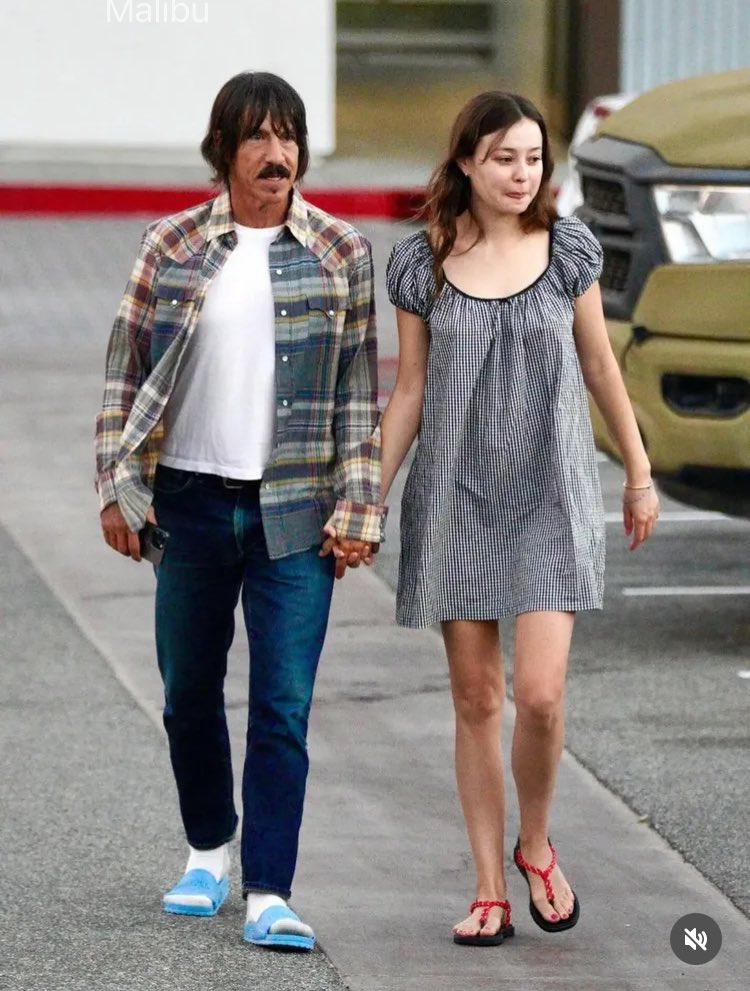 BrazilRHCP's tweet photo. Anthony com sua namorada, Eileen Kelly, andando por Malibu na última sexta-feira (24). https://t.co/xu0nPTQekM