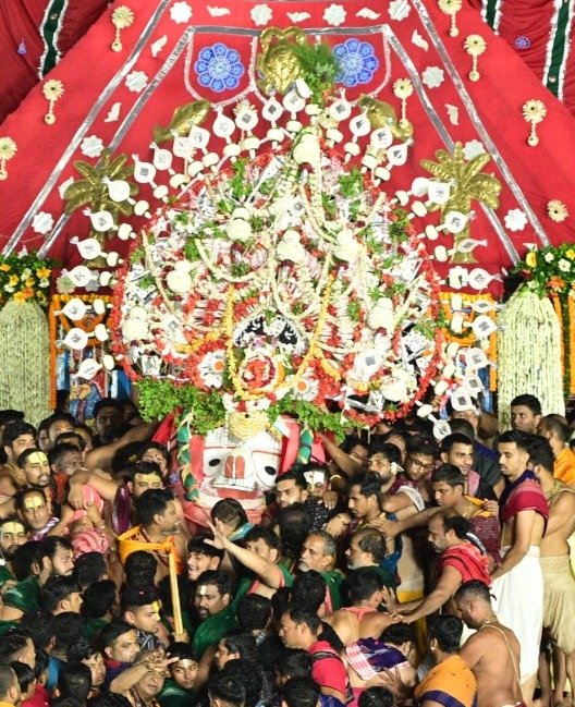 dm_puri's tweet photo. ଫେରିଗଲେ ମହାପ୍ରଭୁ… ଛାଡ଼ିଗଲେ ଅସରନ୍ତି ସ୍ମୃତି, ଭକ୍ତଙ୍କ ଆଖିରେ କୋହ ଓ ହୃଦୟରେ ଏକ ଅପେକ୍ଷା।

ପୁଣି ଆର ବର୍ଷକୁ, ତାଙ୍କ ଦିବ୍ୟ ଦର୍ଶନ ଓ ଅପୂର୍ବ ଲୀଳାର ସାକ୍ଷୀ ହେବା ପାଇଁ।

#niladribije #rathayatra2026 #puri #PuriRathYatra #jayjagannath https://t.co/MbzyDoKyxa