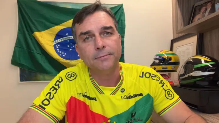 cyroglonc's tweet photo. Pesquisa interna do PL que orienta a campanha do Flávio Bolsonaro trouxe que 89% dos eleitores de Caiado e Zema já migram para o Flávio num 2º turno contra Lula. O eleitorado já decidiu. Falta só os candidatos decidirem também. 

Datafolha de hoje (27/07/26): Lula 48%, Flávio 43% (2º turno). Nulos 8% e apenas 1% não soube opinar.

Agora pegue os dados de primeiro turno: Lula 40%, Flávio 32%, Caiado 4%, Zema e Renan, ambos com 3%.

E aí vem a pergunta que a articulação da "didireita" poderia se fazer: se o próprio eleitorado já escolheu o Flávio, o que exatamente ainda estão disputando?

Será disputa por holofote agora e, depois, barganha para morder algum ministério em troca de apoio? Ou haveria alguma chance de unificação da direita para vencer no primeiro turno?

Quem sustenta o discurso de "não vou apoiar ninguém agora" ou "vou apoiar na hora certa" está, na verdade, ajudando o Lula a ir para um segundo turno, onde "fazer o diabo" já virou praxe. E, em eventual catástrofe, vai sair limpinho, dizendo que "eu avisei", e se afastando definitivamente da chance real de sairmos da merda, mas se colocando como única alternativa em 2030.

No fim, "direita permitida" não é sobre ideologia. É sobre quem topa desgastar o adversário direto do PT em troca de um pingo de audiência e afago do sistema. E isso, goste ou não, só tem um beneficiário: o Lula.

https://t.co/uJ1LPU1GgH