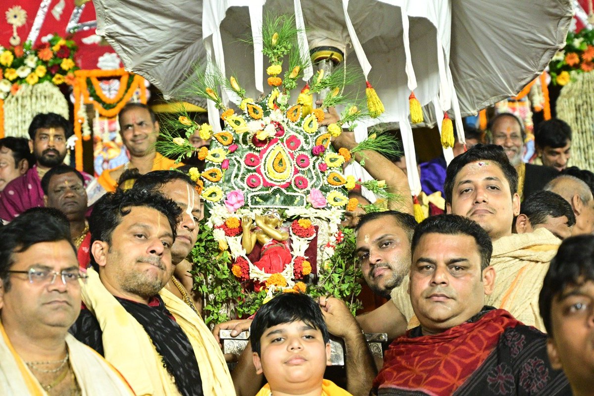 dm_puri's tweet photo. ଫେରିଗଲେ ମହାପ୍ରଭୁ… ଛାଡ଼ିଗଲେ ଅସରନ୍ତି ସ୍ମୃତି, ଭକ୍ତଙ୍କ ଆଖିରେ କୋହ ଓ ହୃଦୟରେ ଏକ ଅପେକ୍ଷା।

ପୁଣି ଆର ବର୍ଷକୁ, ତାଙ୍କ ଦିବ୍ୟ ଦର୍ଶନ ଓ ଅପୂର୍ବ ଲୀଳାର ସାକ୍ଷୀ ହେବା ପାଇଁ।

#niladribije #rathayatra2026 #puri #PuriRathYatra #jayjagannath https://t.co/MbzyDoKyxa