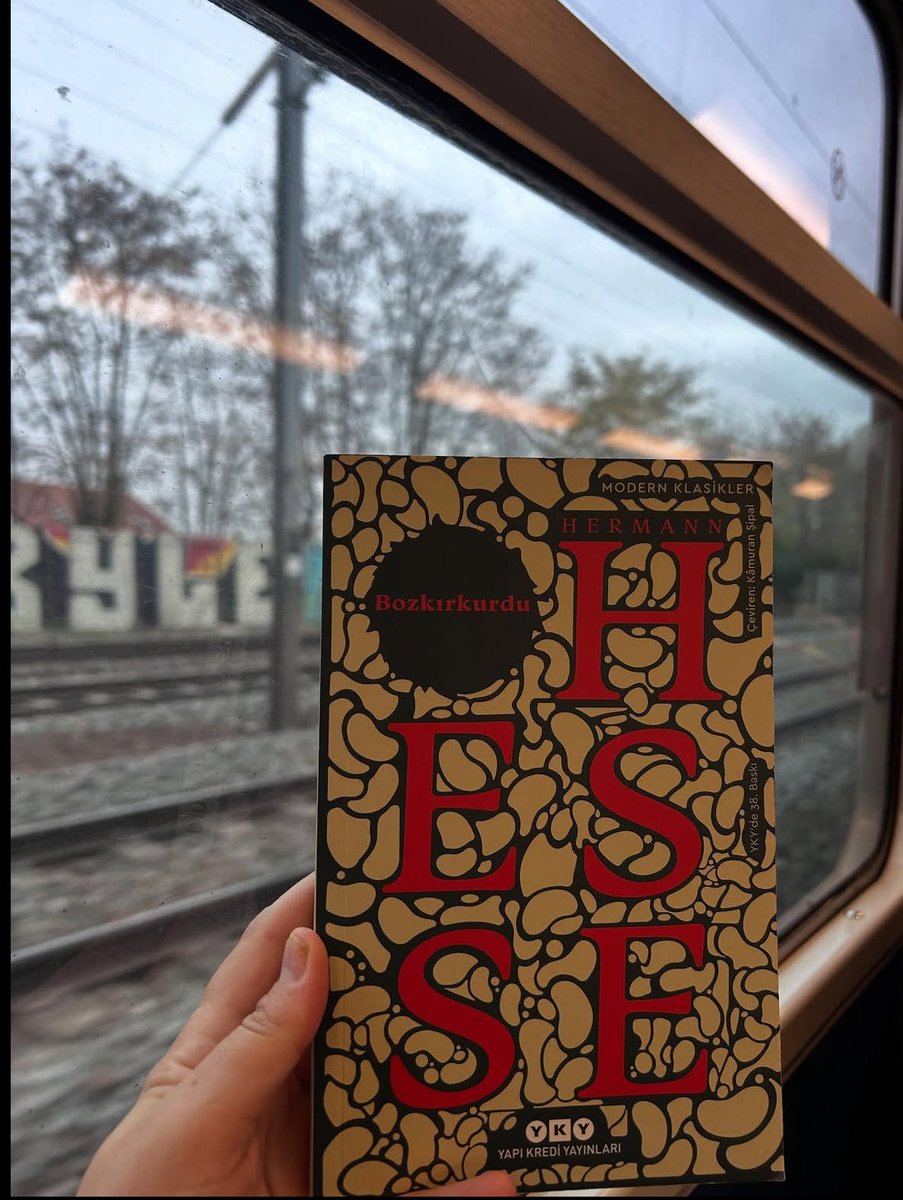 halime_nas's tweet photo. Ölüme karşı savaş, her zaman güzel, soylu, olağanüstü ve saygın bir çabadır; savaşa karşı savaş da öyle. Öte yandan, böyle bir savaş her zaman için umutsuz bir Don Kişotluktan başka bir şey değildir.
— Hermann Hesse, Bozkırkurdu
 #bozkırkurdu https://t.co/9XcNp0ikUk