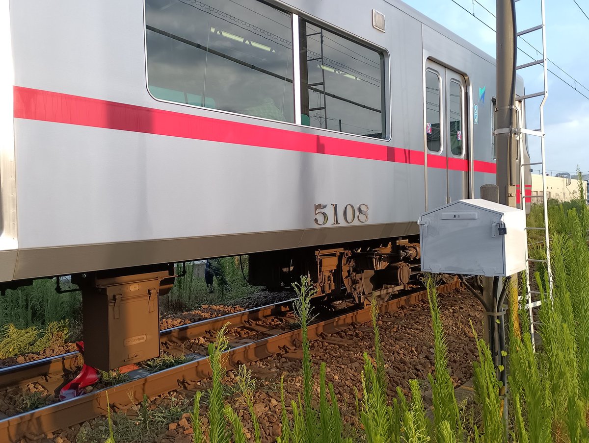 watapon2562's tweet photo. 名鉄西尾線米津～桜町前間人身事故、当該編成5000系5008F。セニアカーと衝突と見られる。この踏み切りは過去にも何度かの人身事故があり。
#名鉄西尾線 
#人身事故 https://t.co/PrUbVeRVEs