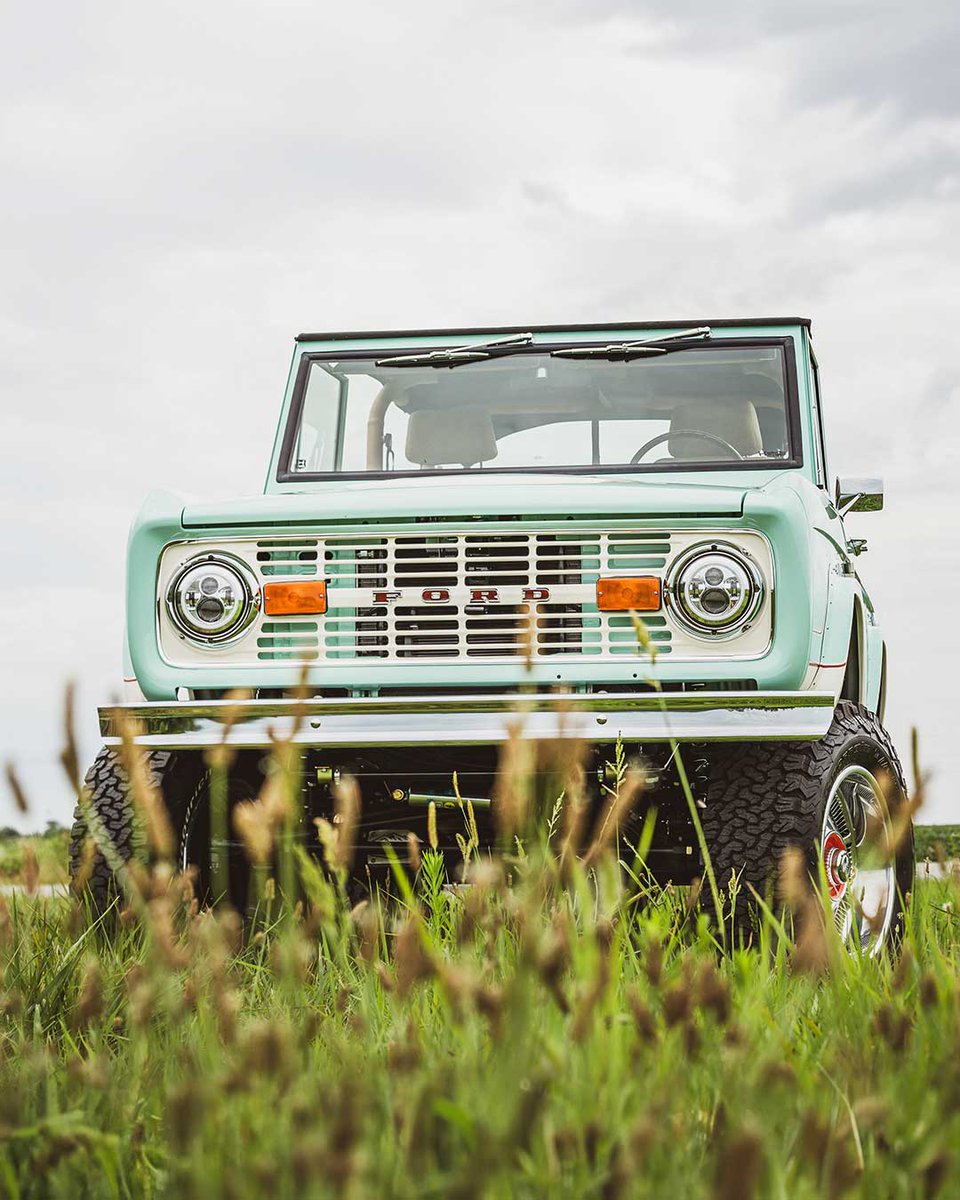 GatewayBronco's tweet photo. Seafoam Green is in season.
This Coyote Edition™ Gateway Bronco pairs a cool summer finish with distressed Italian leather, high-back seats, and diamond stitching. Coastal cool in the mid-summer heat.
#gatewaybronco #dreamstodriveways #classicbronco #fordbronco https://t.co/DnvDtcFiNy