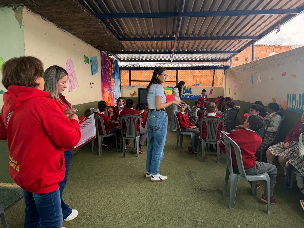 SecGobCundi's tweet photo. En el marco de la #SemanaContralaTrata llevamos a cabo sensibilización a estudiantes👧🏻 del Col Pedag Naciones Unidas en articulación con la @AlFacatativa, mediante metodologías pedagógicas y participativas para fortalecer el autocuidado, reconocer señales y prevenir este delito👏🏼 https://t.co/R8qTo7tzQe