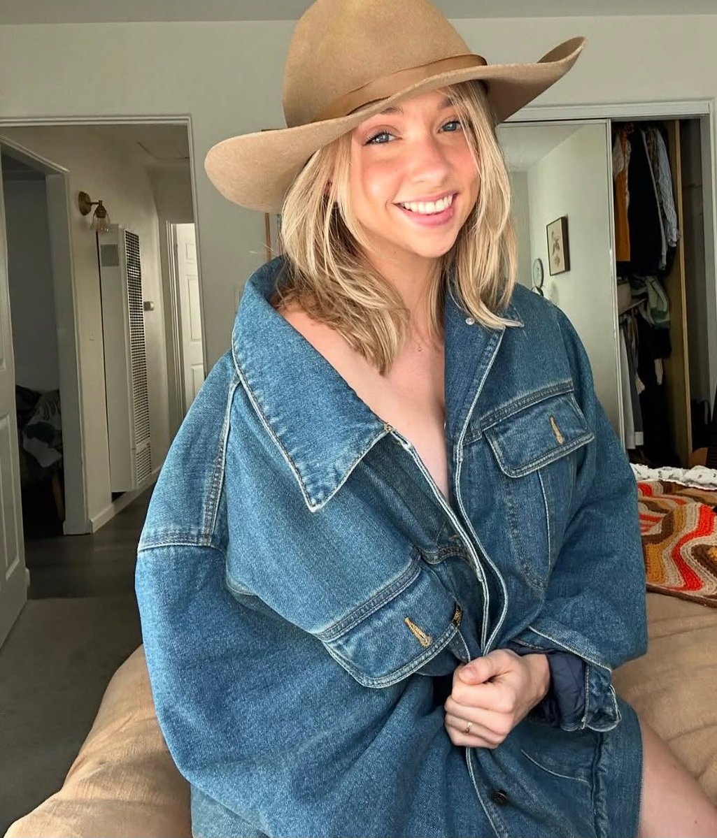 jemmisheila's tweet photo. Coolest cow girl. How you all doing? https://t.co/pdwbC7EXph