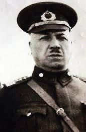 Kemalbulbull's tweet photo. 33 Kurşun 
Sih û se Gulle
28 Temmuz 1943

83. Yıldönümü
Wan Qelqeli (Özalp) Sefo Deresi 
Mustafa Muğlalı Katliamı

Orgeneral Mustafa Muğlalı'nin emriyle 33 Kürt kurşuna dizildi!
1943’ten 33 Kurşundan beri;

Bizim hikâyemiz biraz da 33'lerin hikâyesidir! 
33 Kurşun - Van Özalp
33 Can       - Madımak
33 Bomba - Roboski 
33 Düş Yolcusu - Suruç 

33'lerin katliamının bir numaralı sanıklarına,
seri katillere sistematik olarak CEZASIZLIK politikası uygulandı. 

İttihat Terakki, Taktiri Sükun, Şark Islahat Planı, Koçgiri, Zilan, Şex Said, Ağrı, Dersim, Maraş, Madımak, Gezi, Gar Katliamı, Suruç, Roboski… ile Devam Ediyor! 

Sevgili Ahmet Arif’in “33 Kurşun” şiiri bu katliamı anlatır!

4. Resim: Katliam emrini veren General Mustafa Muğlalı. Katliamla ilgili olarak yargılandı. 

#33KursunKatliamı