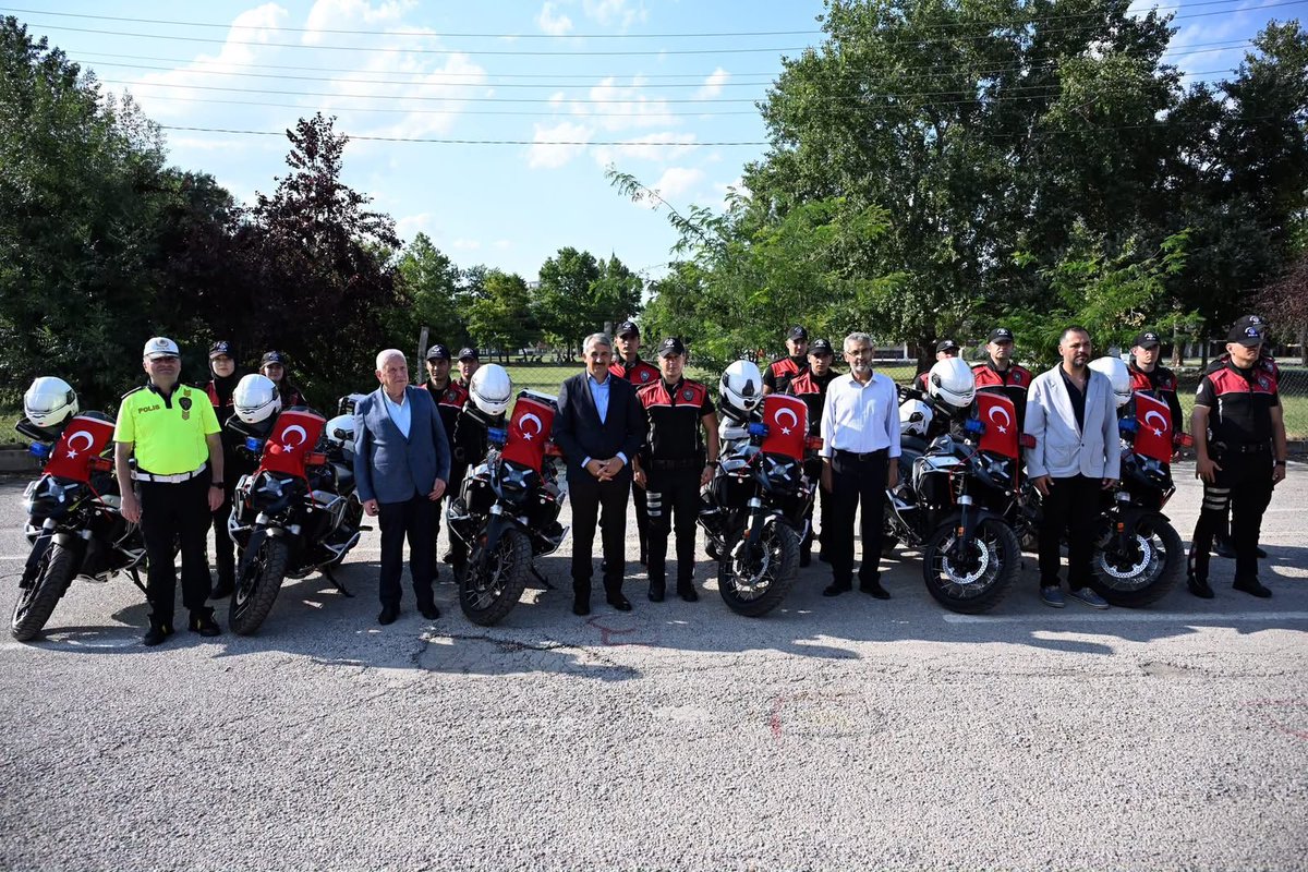 HasanGumusTR's tweet photo. Vakfımızın Emiyet teşkilatına hediye ettiği Motosiklet dolayısıyle Valimiz, Emniyet Müdürümüz, Jandarma Alay Komutanımız'ın katıldığı törende Valimiz Vakfımıza  plaket takdim etti.

Törene; ana sponsor, işadamı, vakfımız kurucular kurulu üyesi Murat Buran'la birlikte katıldık. https://t.co/G2F9inUyVq