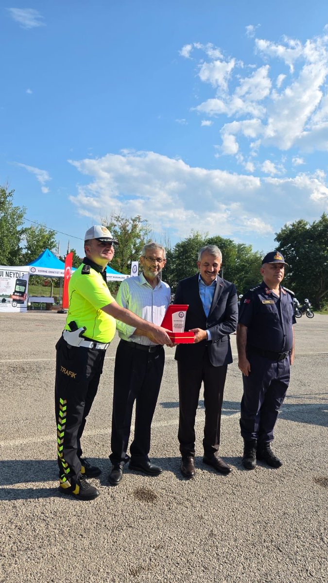 HasanGumusTR's tweet photo. Vakfımızın Emiyet teşkilatına hediye ettiği Motosiklet dolayısıyle Valimiz, Emniyet Müdürümüz, Jandarma Alay Komutanımız'ın katıldığı törende Valimiz Vakfımıza  plaket takdim etti.

Törene; ana sponsor, işadamı, vakfımız kurucular kurulu üyesi Murat Buran'la birlikte katıldık. https://t.co/G2F9inUyVq