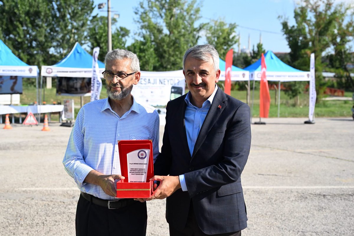 HasanGumusTR's tweet photo. Vakfımızın Emiyet teşkilatına hediye ettiği Motosiklet dolayısıyle Valimiz, Emniyet Müdürümüz, Jandarma Alay Komutanımız'ın katıldığı törende Valimiz Vakfımıza  plaket takdim etti.

Törene; ana sponsor, işadamı, vakfımız kurucular kurulu üyesi Murat Buran'la birlikte katıldık. https://t.co/G2F9inUyVq