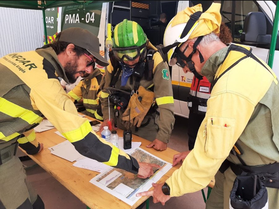 112rmurcia's tweet photo. A petición del Centro Nacional de Emergencias (CENEM), el gobierno de la @regiondemurcia desplaza en apoyo del gobierno de la @generalitat valenciana, una columna de acción exterior del #PlanInfomur, para intervención inmediata en el incendio forestal activo en Vall d'Uxió (Castellón). La columna cuenta con los siguientes efectivos:  

👩‍🚒RECURSOS
14 Bomberos Forestales
1 Técnico de Extinción (PUMA 020)
2 AAMM (TANGO)
1 Oficial Seguridad (ZULU 03)
1 Oficial de Enlace (GOLF 05)
1 Analista (UNAIF 02)
Total recursos: 20 personas

🌲VEHICULOS:
2 Autobombas
7 Vehículos ligeros

Foto de archivo (Teruel)