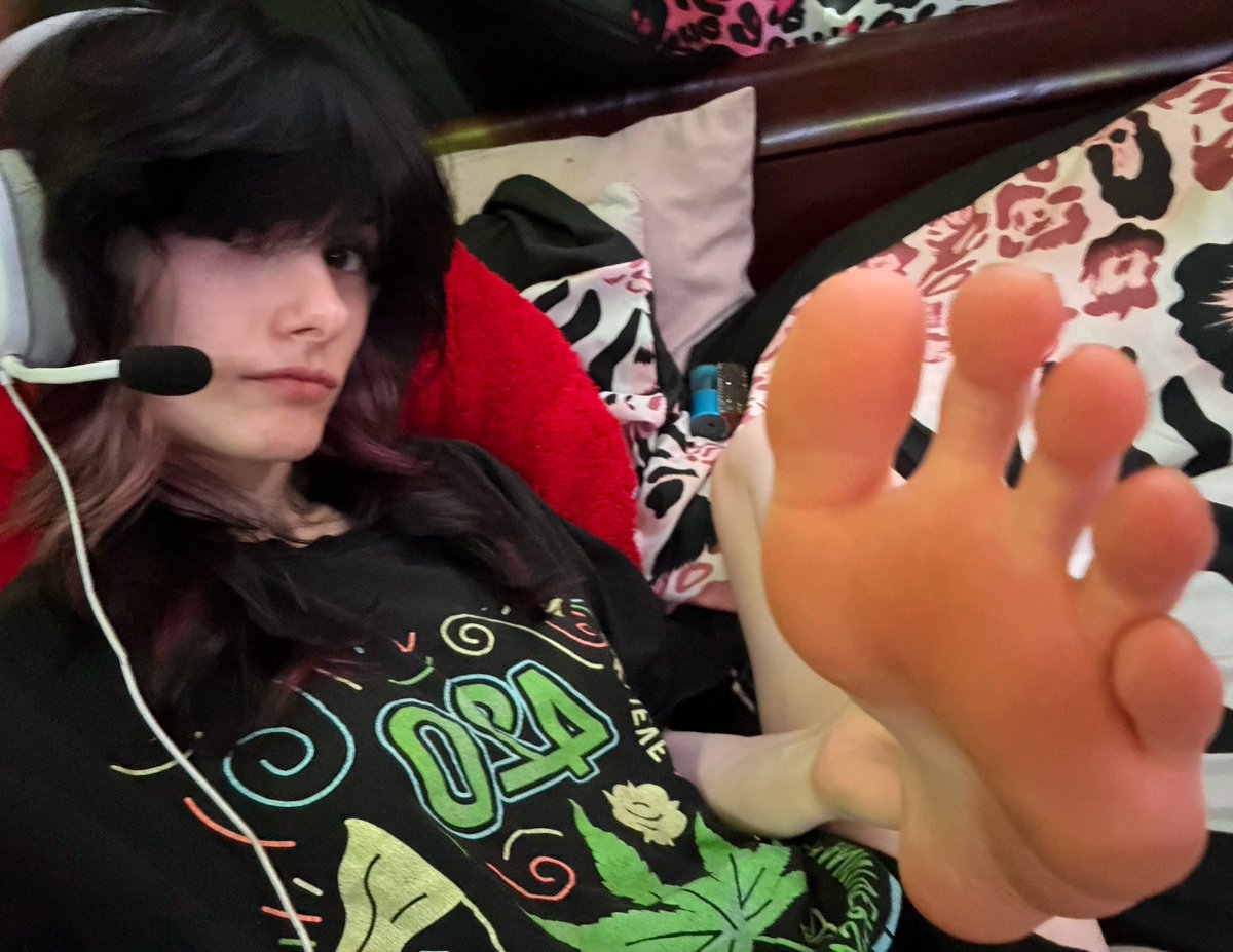 fail4ashley's tweet photo. gamer girls> 🙂‍↕️ https://t.co/nbXSoFXTym