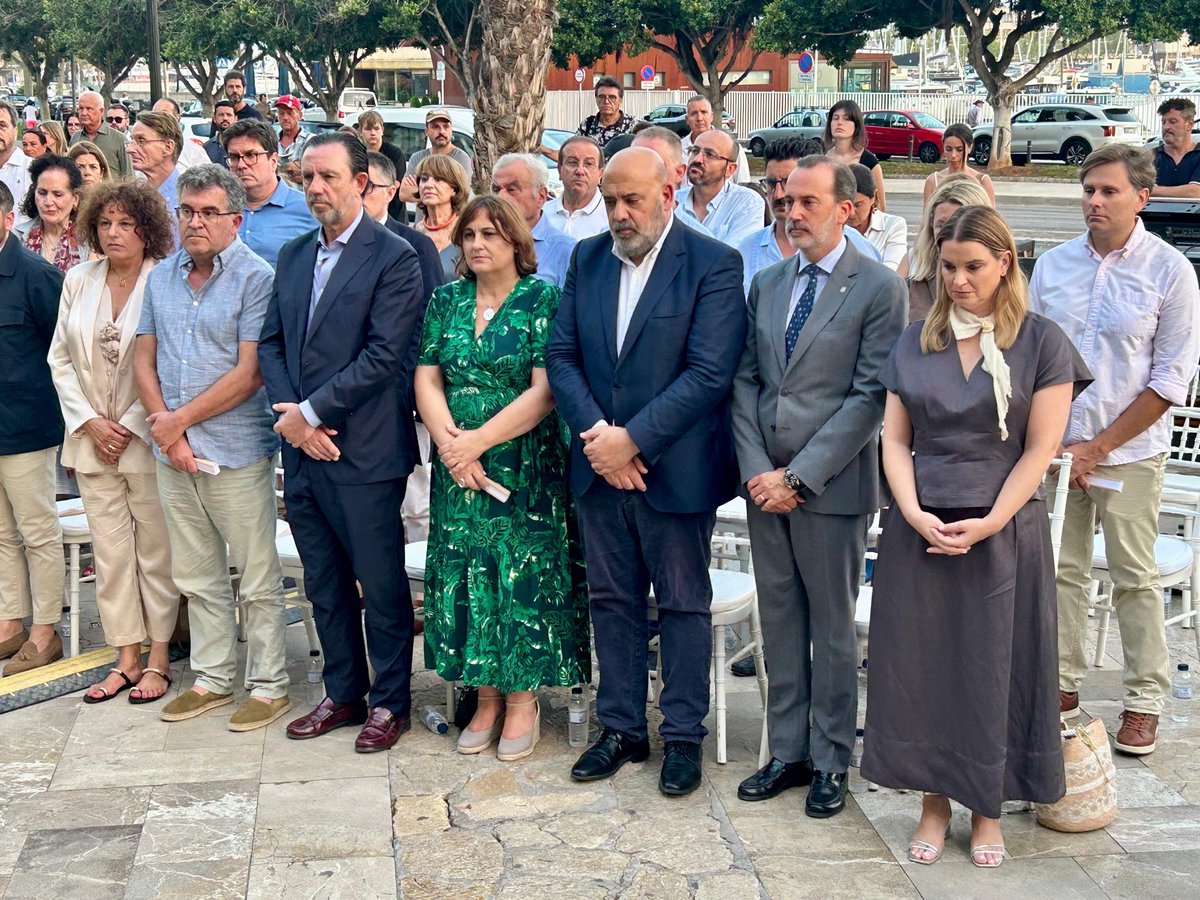 ParlamentIB's tweet photo. El presidente @glesenne ha asistido esta tarde al acto de homenaje a las víctimas de la aviación Republicana durante la Guerra Civil y la posterior inauguración del Muro de la Dignidad https://t.co/k4leK163D2