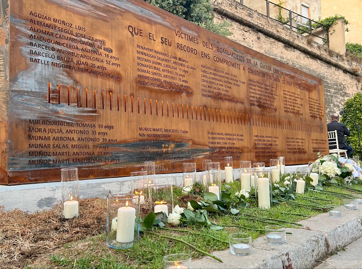 ParlamentIB's tweet photo. El presidente @glesenne ha asistido esta tarde al acto de homenaje a las víctimas de la aviación Republicana durante la Guerra Civil y la posterior inauguración del Muro de la Dignidad https://t.co/k4leK163D2