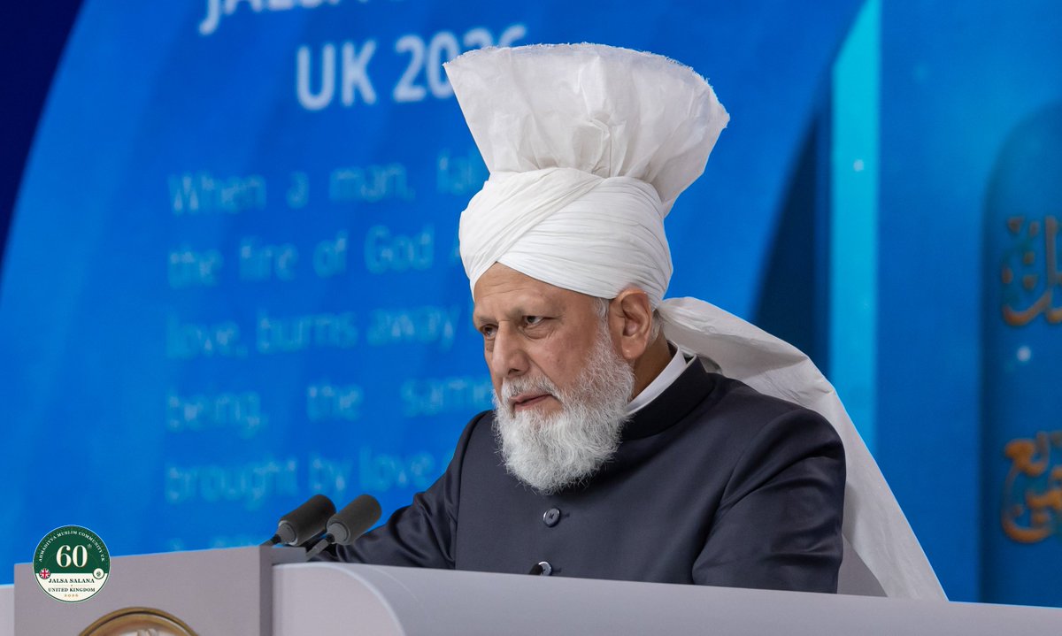 JalsaUK's tweet photo. Hazrat Khalifatul Masih V (aba) addressing the concluding session of #JalsaUK. https://t.co/qJpnn3Z7Kj
