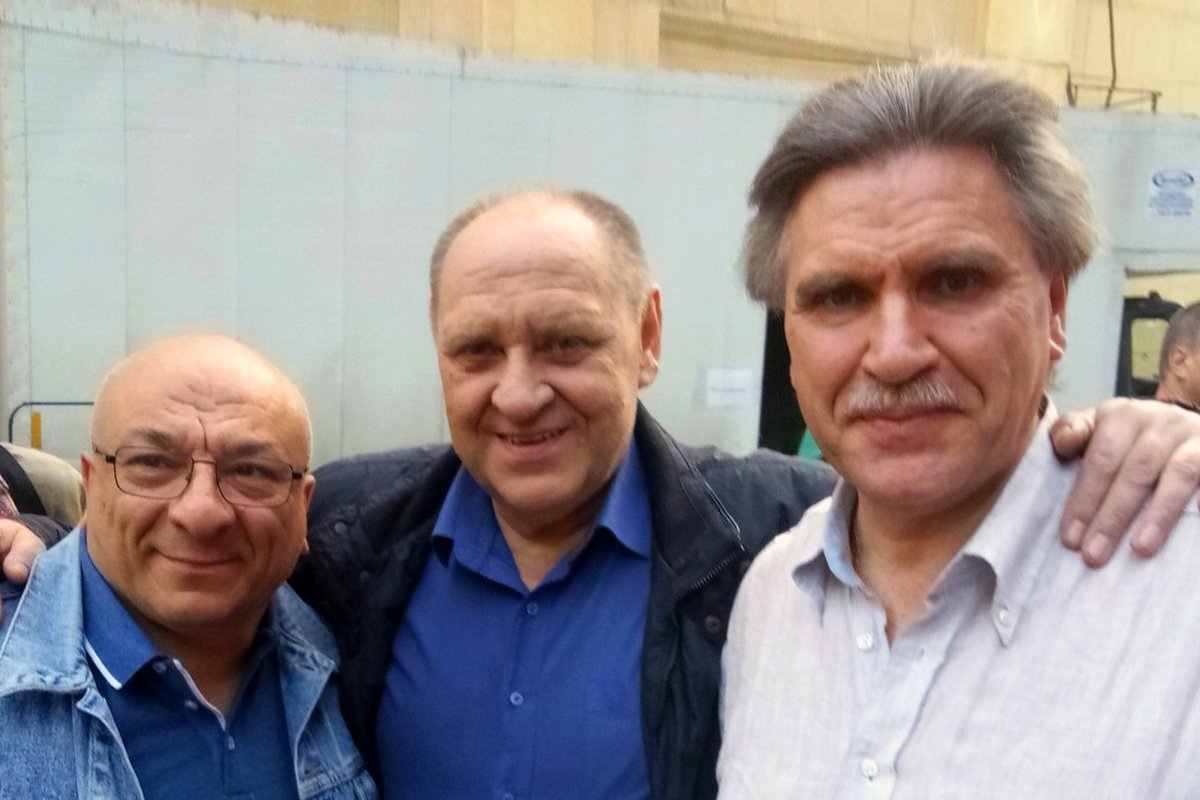 RomanMoiseyev's tweet photo. 🎦 С Милошем Биковичем и Ириной Антоненко в сериале «Магомаев» 
🎦 С автором передачи «Следствие вели» Леонидом Каневским
🎦 С Михаилом Богдасаровым и Владимиром Матвеевым на съёмках
🎦 В дружеской обстановке с актером Эвклидом Кюрдзидисом, композитором  Сергем Дрезниным в БЗК https://t.co/FhoiW9ew66