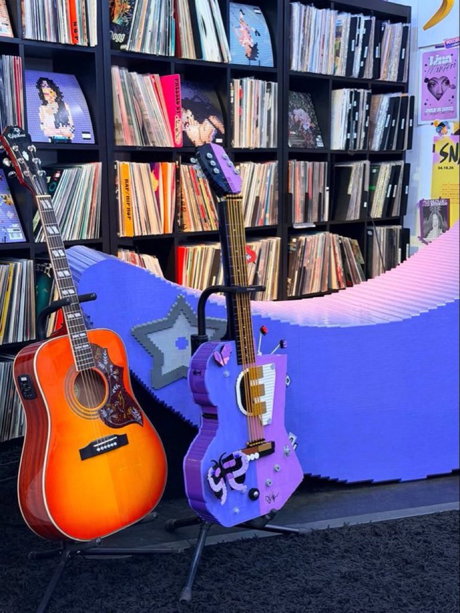 stereoliv's tweet photo. THE SIZE OF THE LEGO GUITAR??? https://t.co/ezGRRQHaxc