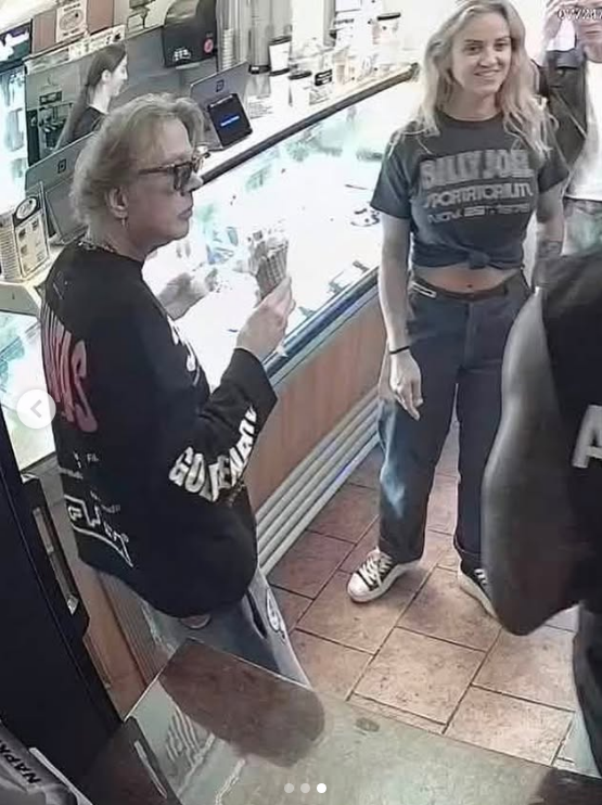 VanDoHalen's tweet photo. "Tenho quase certeza de que o cara muito simpático que atendi na sexta-feira é muito famoso", disse a jovem atendente da sorveteria em Saratoga Springs. O pai dela foi conferir nas câmeras de segurança e... https://t.co/W3XWRiKzAm